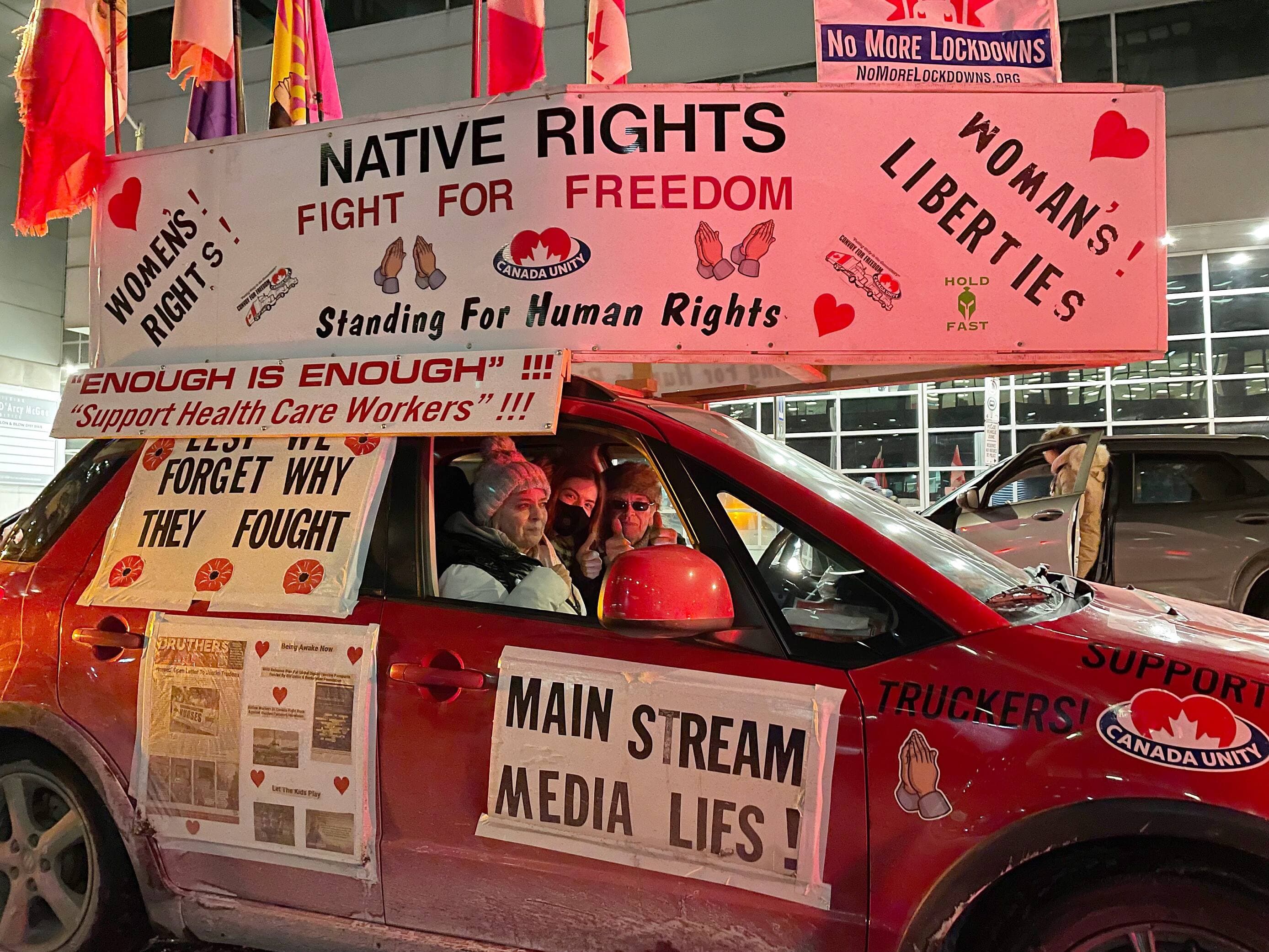 Jill Hickie a pris deux semaines pour construire les affiches sur sa voiture, ici à Ottawa.