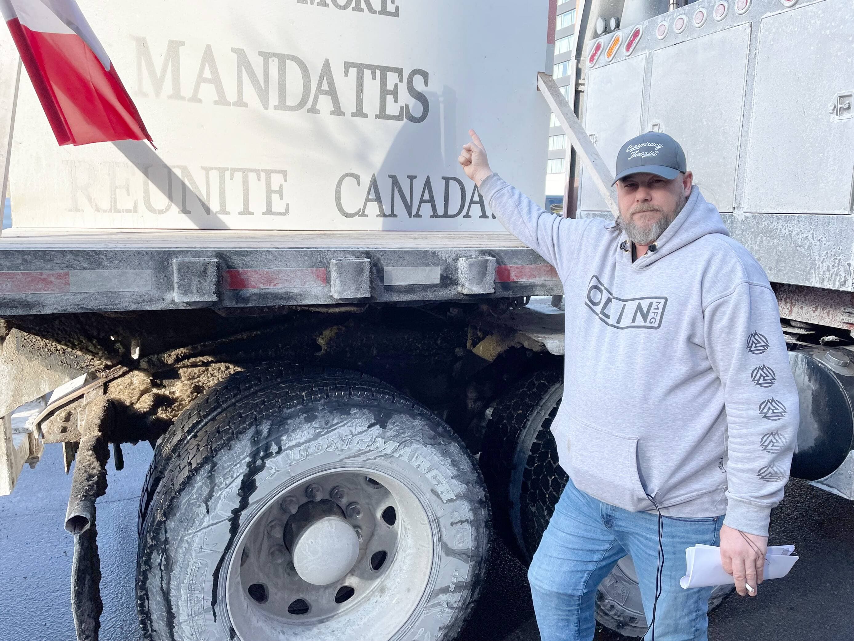 Le principal organisateur de la manifestation Patrick King porte un chandail Odin, une marque de vêtements de moto en référence aux Soldats d’Odin, un groupe d’extrême droite opposé à l’immigration. De plus, il porte une casquette sur laquelle il est inscrit « théoricien du complot », en anglais.