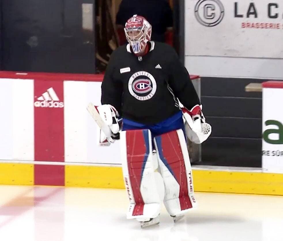 Dans une allée déserte du Centre Bell, on aperçoit à l’écran Carey Price, qui s’adressait aux médias pour la première fois depuis le 7 juillet. En bas, le gardien du Canadien a sauté sur la patinoire, dimanche matin.