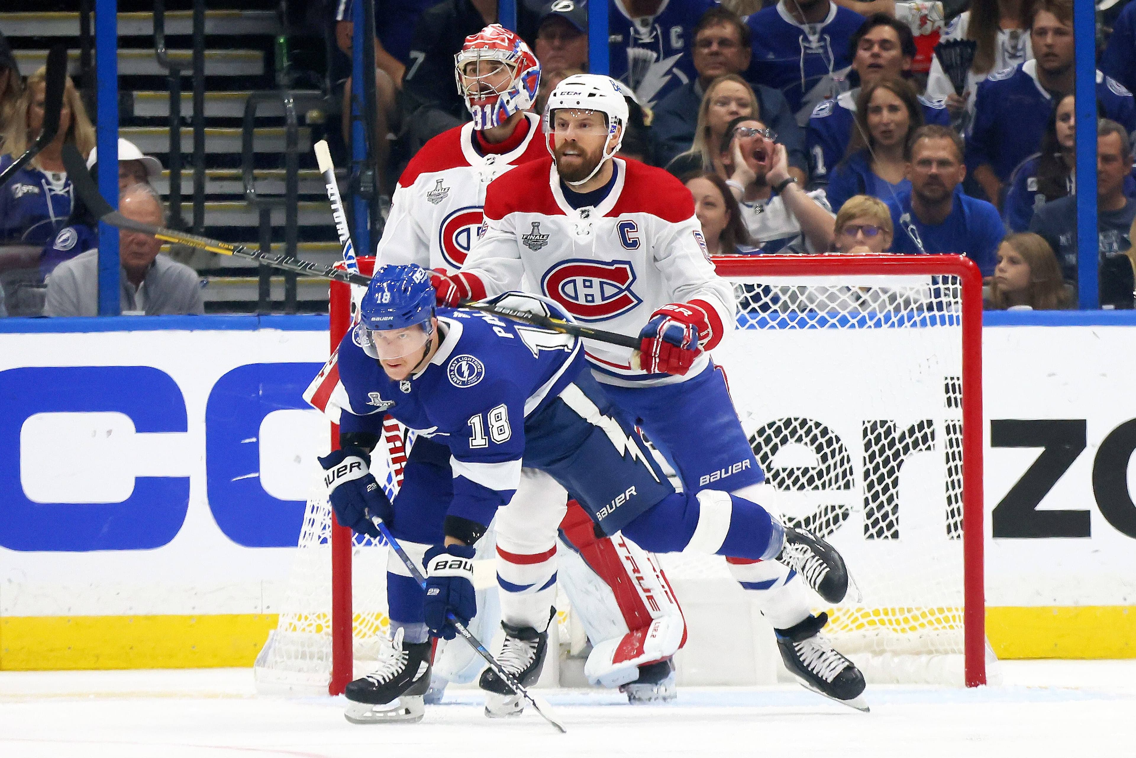 Le gardien Carey Price surveille l’action pendant que le vétéran capitaine Shea Weber fait le ménage devant le filet en bousculant Ondrej Palat lors du cinquième et dernier match de la finale de la Coupe Stanley à Tampa Bay le 7 juillet dernier.