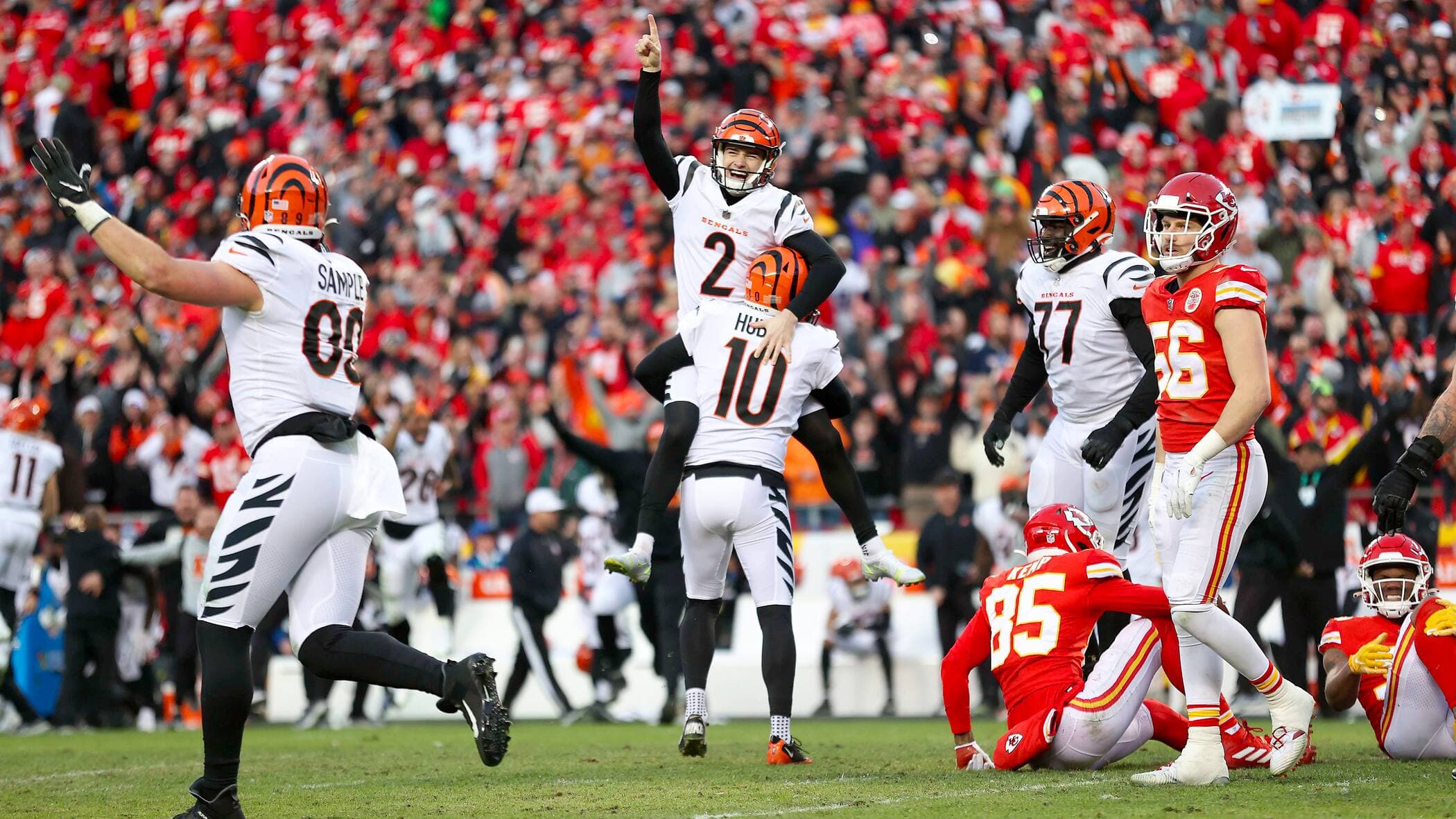C’est l’euphorie dans le camp des Bengals de Cincinnati après que le botteur Evan McPherson (2) eut réussi le placement de la victoire.