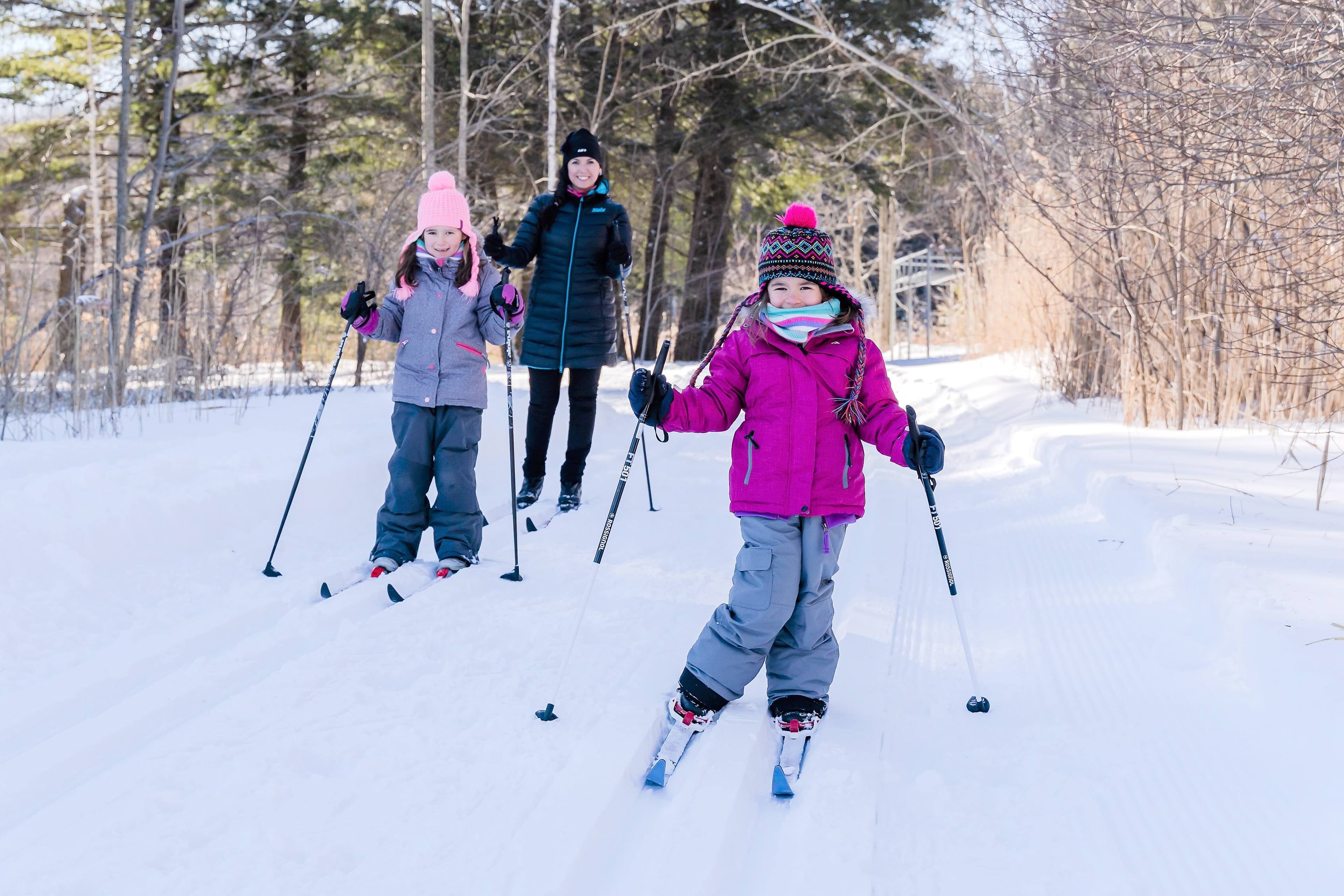 Bien tracés et pour la plupart sans pente abrupte, les sentiers de ski de fond sont accessibles à tous.