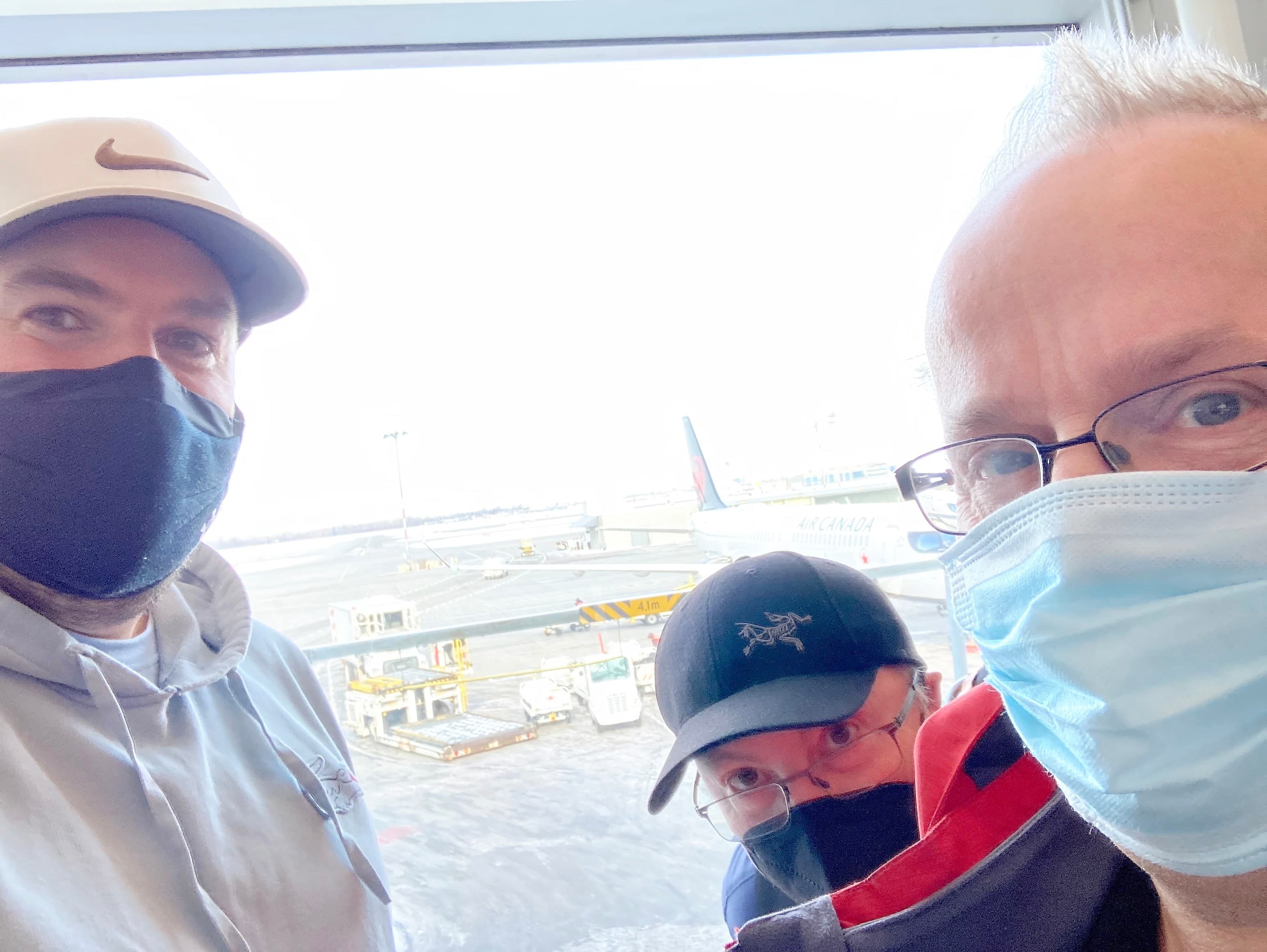 Les représentants du Journal François-David Rouleau, Richard Boutin et Didier Debusschère, photographiés à leur arrivée à Pékin ont dû se soumettre à la lourde procédure chinoise dans leurs préparatifs pour quitter la Chine.