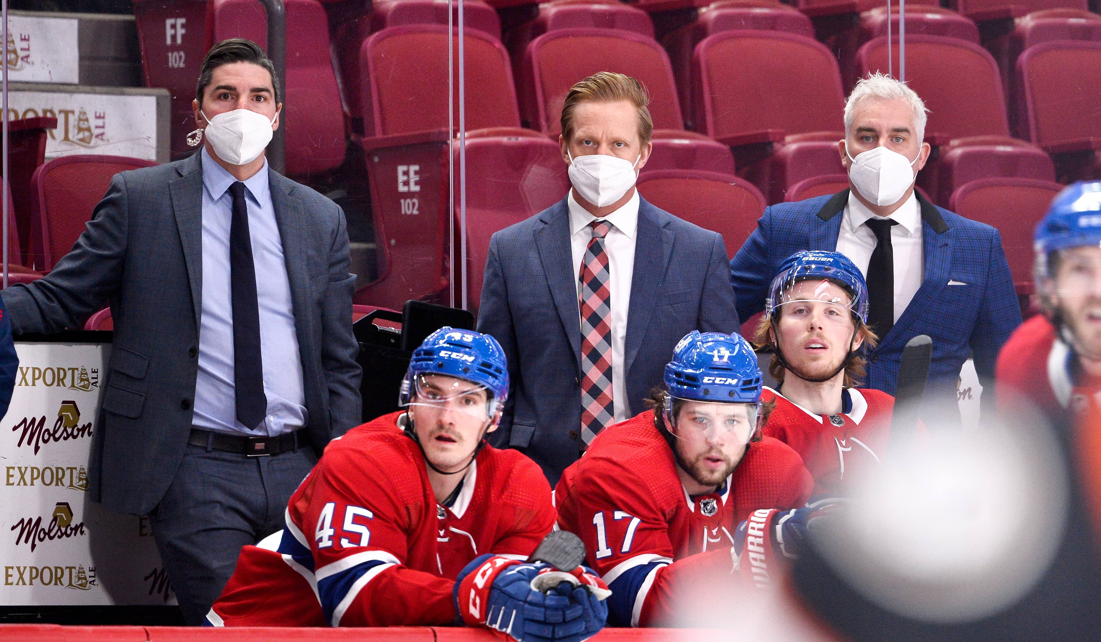 Alex Burrows (à gauche) et Trevor Letowski (au centre) sont les adjoints de Dominique Ducharme (à droite) derrière le banc du Canadien.