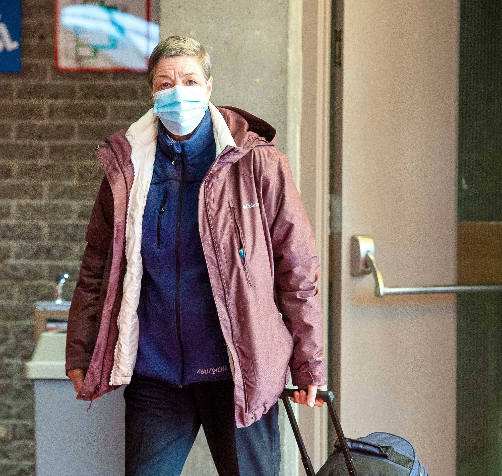 Sachant qu’elle irait en prison après sa sentence, Hélène Desrochers est arrivée au palais de justice de Granby avec sa valise jeudi après-midi.