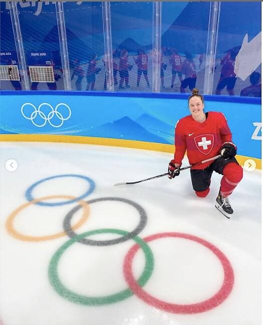 Kaleigh Quennec sur la glace du Stade intérieur national à Pékin.