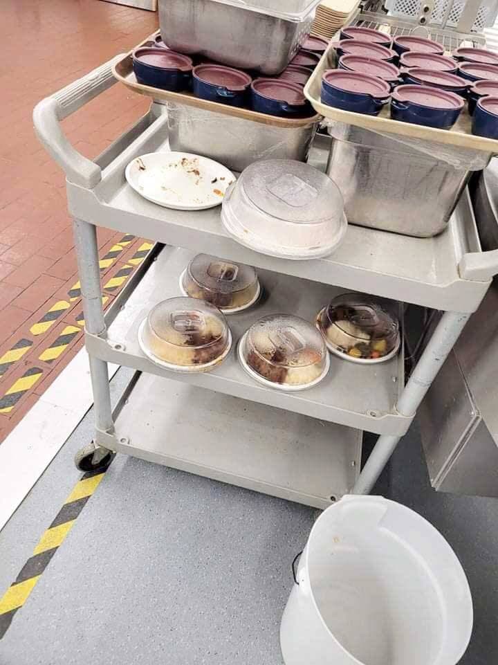 Il n’est pas rare que les résidents de CHSLD doivent manger dans des couverts de plastique, où les plats décongèlent.