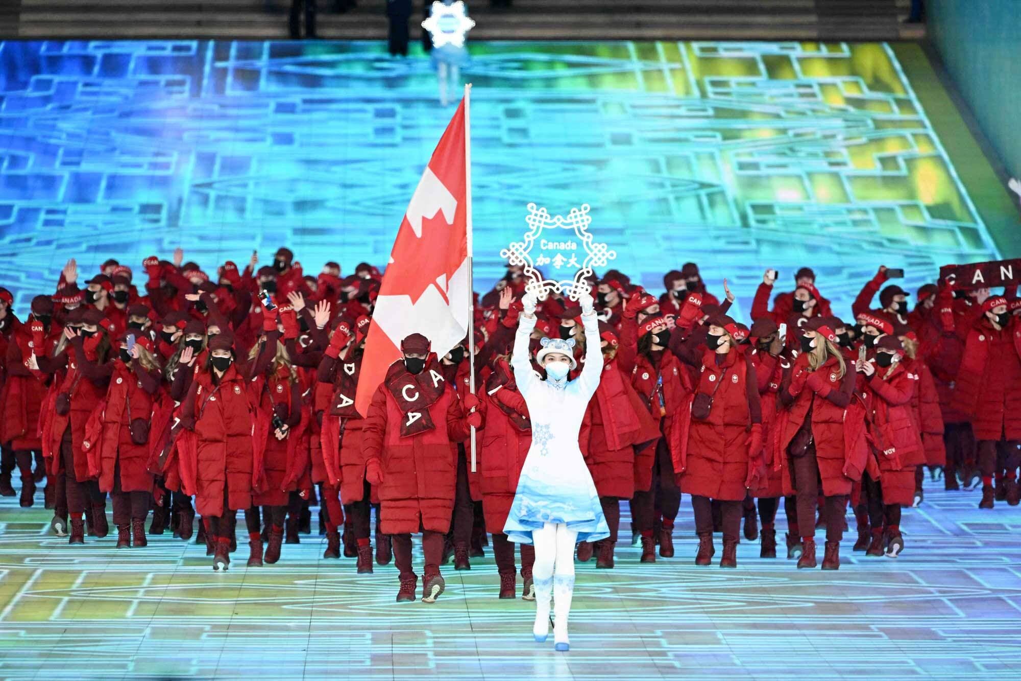 Les porte-drapeau Charles Hamelin et Marie-Philip Poulin étaient à la tête de la délégation canadienne aux cérémonies d’ouverture des Jeux olympiques à Pékin, vendredi.
