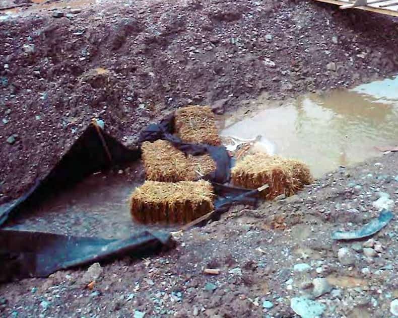 L’usine a installé des balles de foin pour filtrer les matières en suspension qui se déversaient dans le lac McInnis lors de fortes pluies.