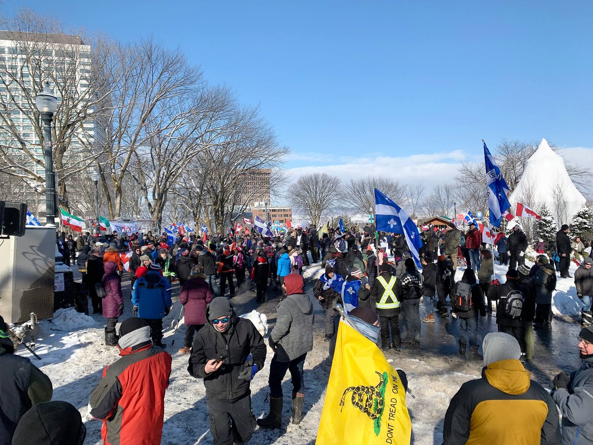 Des protestataires non loin de la fontaine de Tourny.