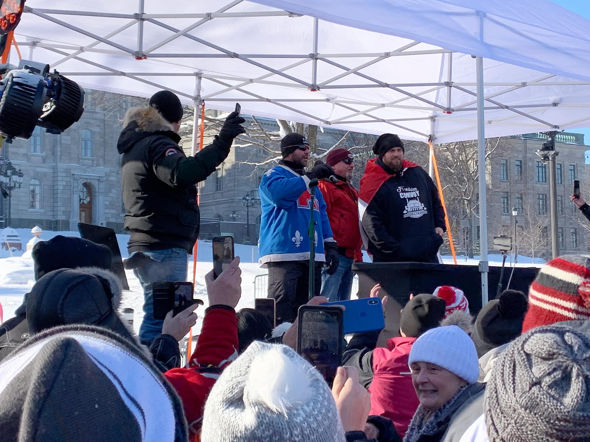 Trois des organisateurs du convoi, Kevin Bilodeau, Bernard « Rambo » Gauthier et Kevin « Big » Grenier, samedi.