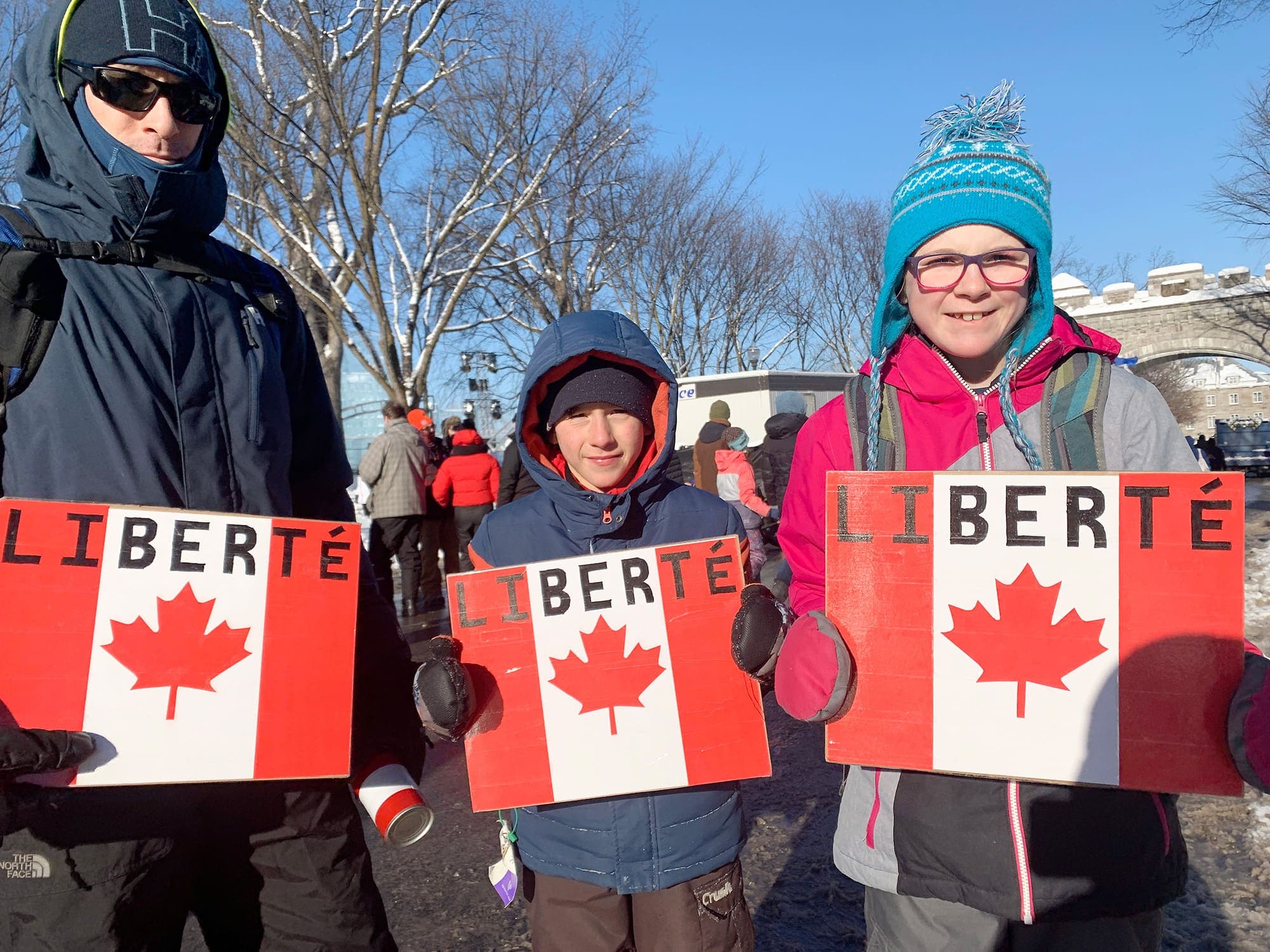 Simon, venu manifester à Québec avec ses enfants, a dit se battre pour leur liberté.