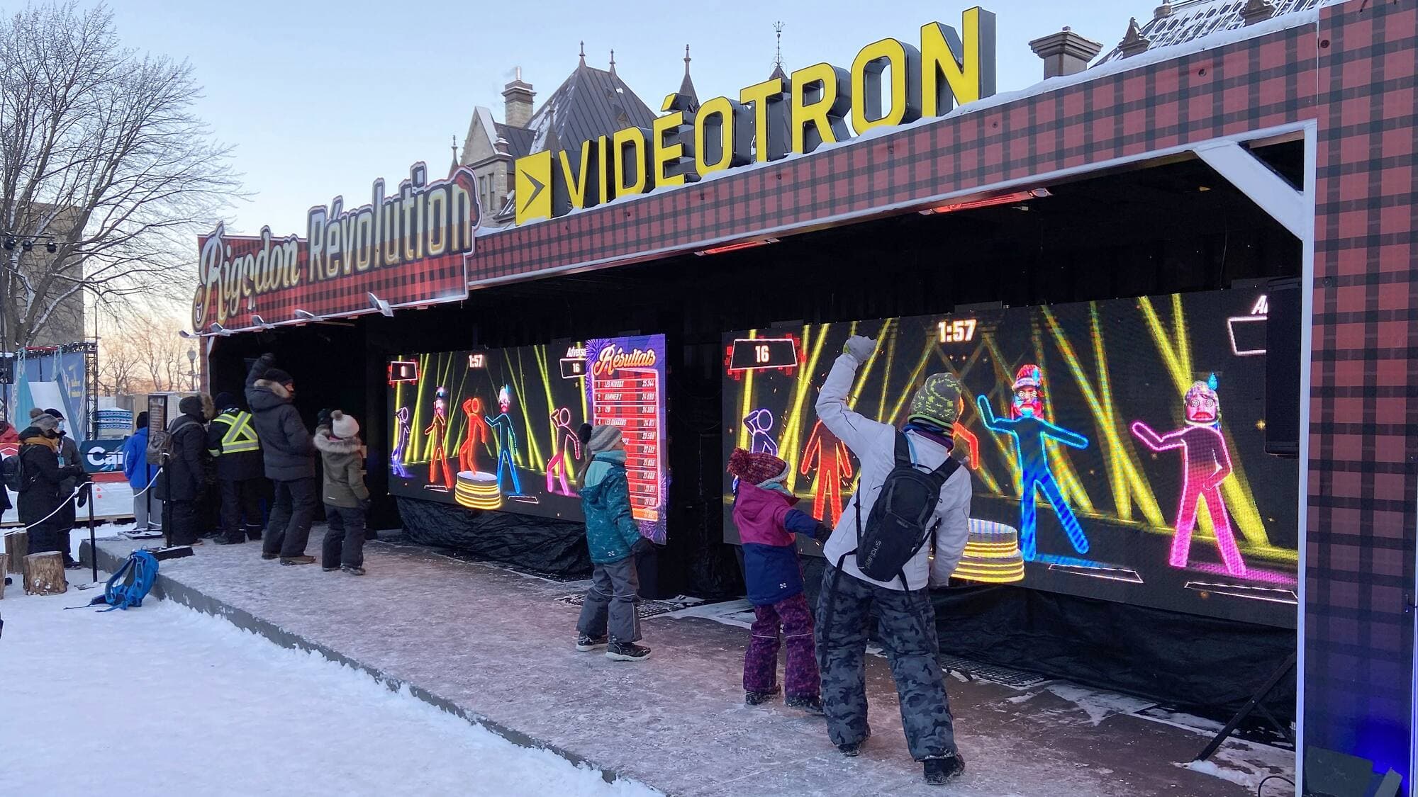 Les festivaliers se sont adonnés à plusieurs activités, dont le jeu de danse interactif Rigodon Révolution au Camp à Jos Vidéotron (place George-V).