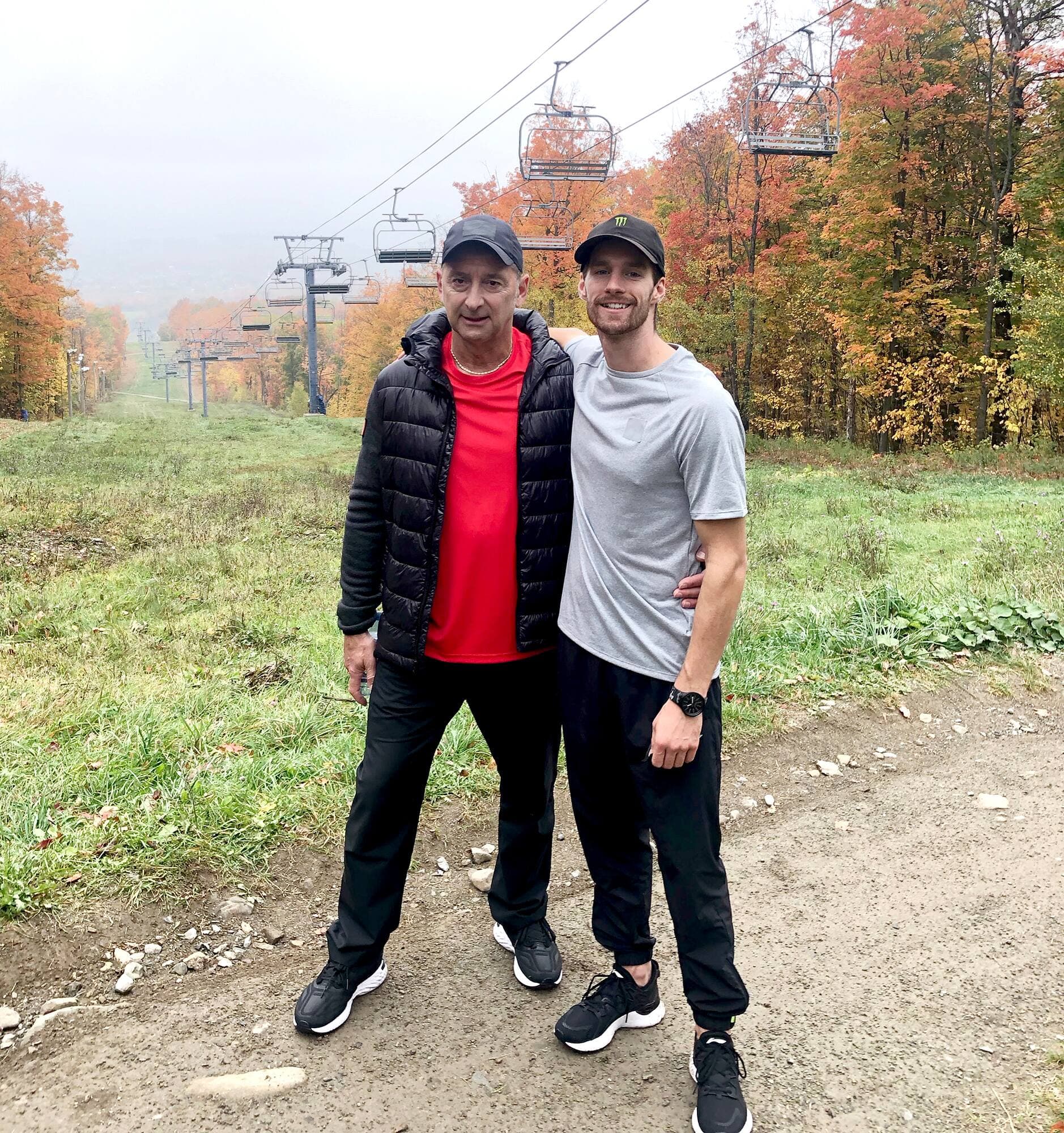 Le préparateur physique Yves Mailhot et le nouveau médaillé d’or en surf des neiges slopestyle Maxence Parrot.