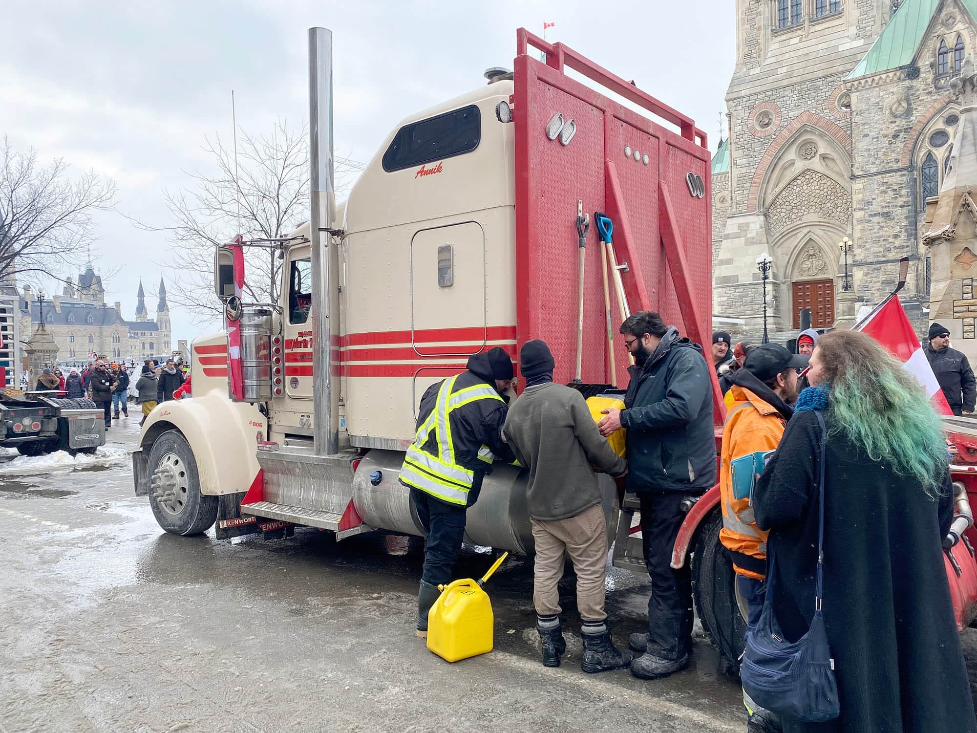 Le Journal a été témoin mardi de cette opération clandestine pour ravitailler un poids lourd en essence, ce qui est interdit depuis dimanche par la police. Plusieurs personnes ont ensuite formé un cercle autour du groupe pour tenter de le camoufler et la police est passée devant la scène sans intervenir.