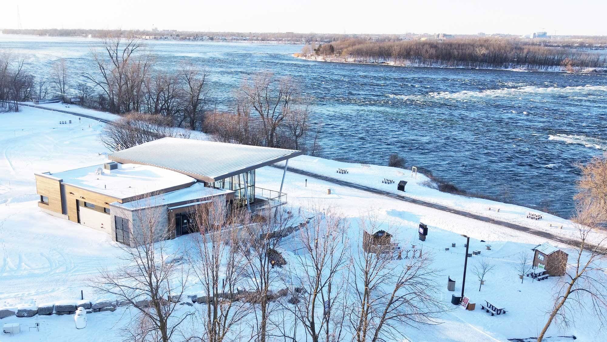 Depuis le pavillon d’accueil, dans la verrière, on a une vue panoramique des rapides de Lachine.