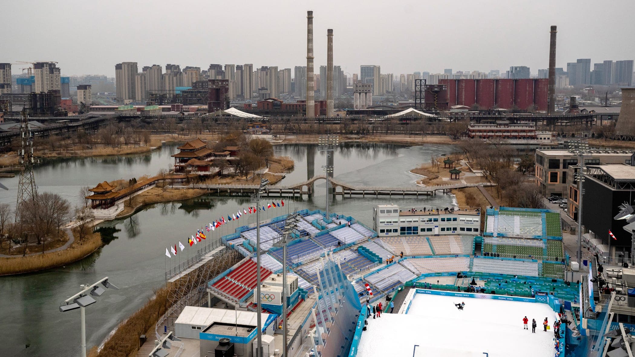 Le parc Shougang, où se déroulent les épreuves de big air en ski acrobatique et en surf des neiges, est situé dans un quartier industriel revitalisé, notamment avec un nouveau pont au dessus de la rivière Yongding.