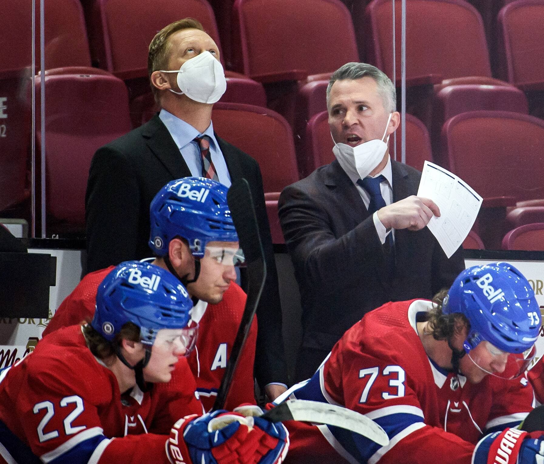 Martin St-Louis (masque baissé) donnant ses ordres, et son adjoint Trevor Letowski.