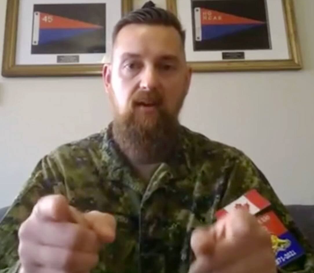 Le major Chledowski appelle les gens à la lutte contre « la tyrannie médicale du gouvernement ».