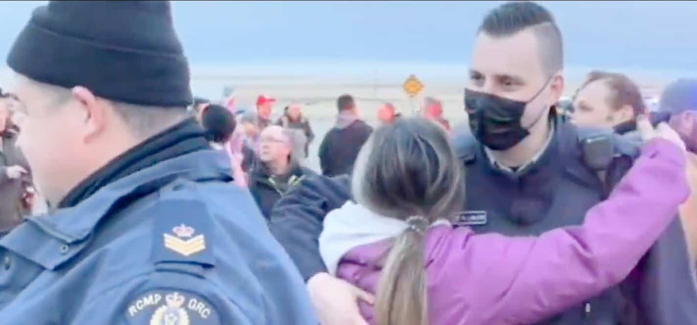 Des agents de la GRC ont échangé des accolades avec les insurgés de Coutts, en Alberta.