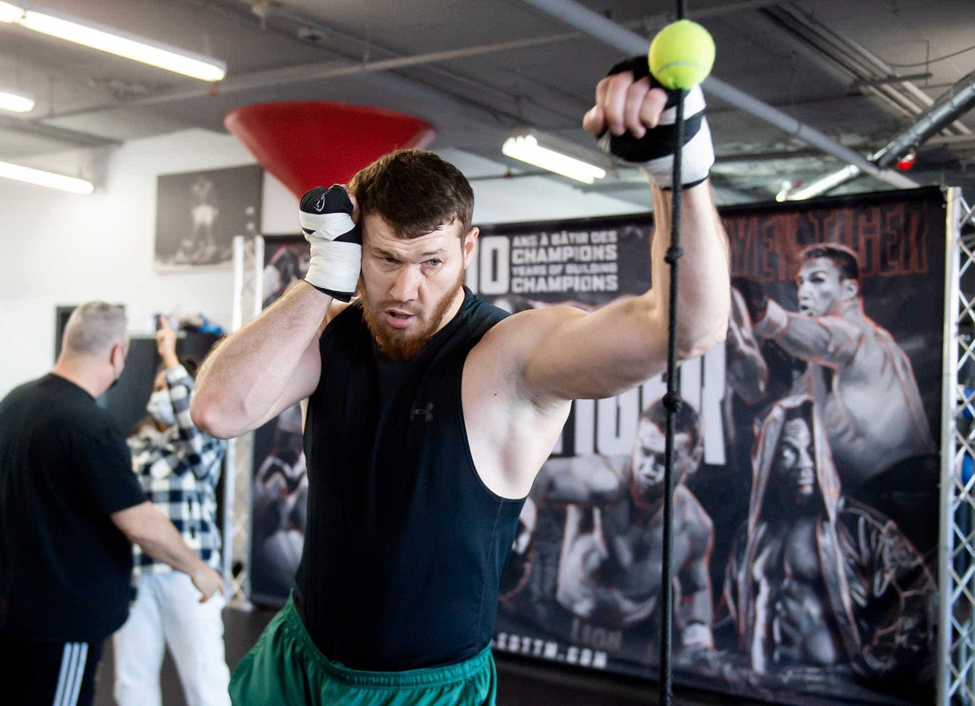 Arslanbek Makhmudov lors d’un entraînement médiatique, mardi, à Montréal.