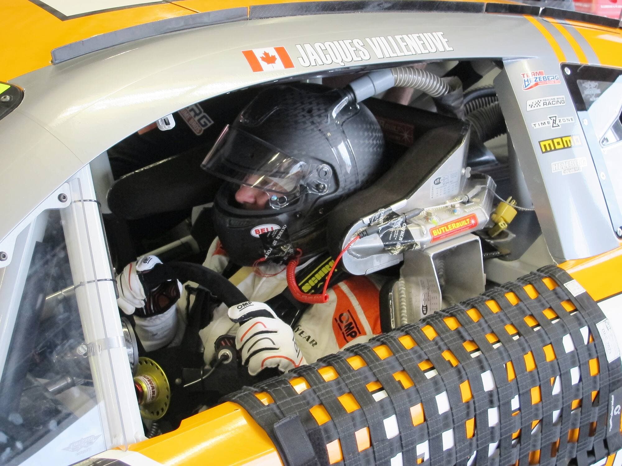 Le casque de Jacques Villeneuve n’affiche pas ses couleurs habituelles puisque le nouveau qu’il utilise n’a pas été peint à temps. « C’est la première fois que ça arrive dans ma carrière », a-t-il confié.