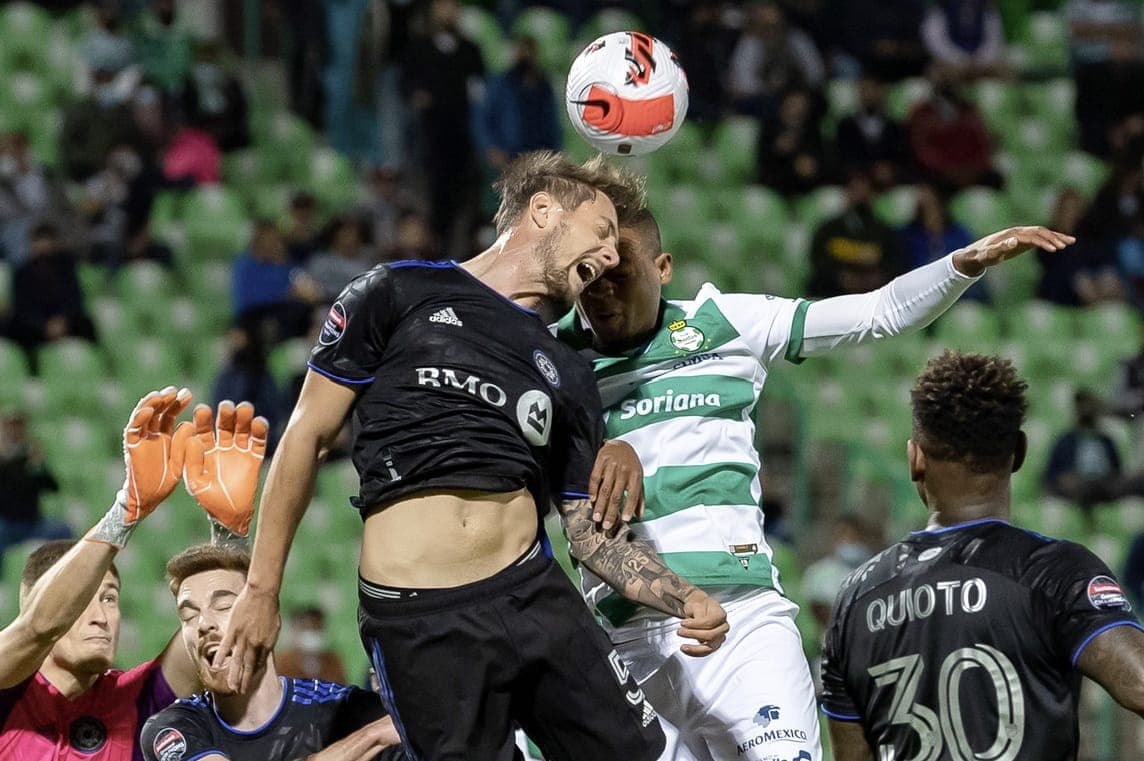 Djordje Mihailovic luttait pour le ballon avec un joueur du Santos Laguna, mardi dernier au Mexique.