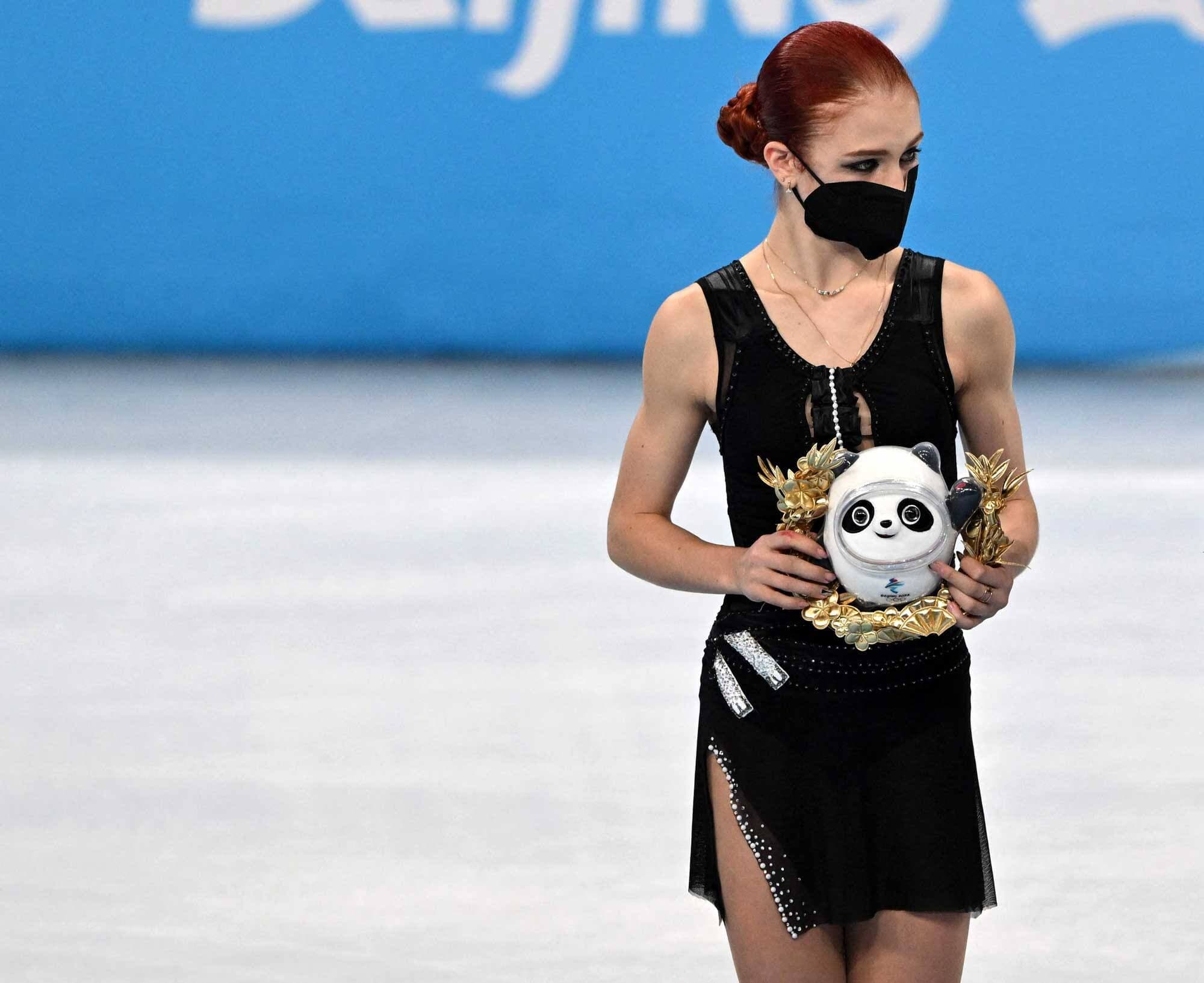 Le majeur de la main gauche de l’athlète russe Alexandra Trusova a suscité la controverse à la cérémonie protocolaire de l’épreuve féminine, jeudi.