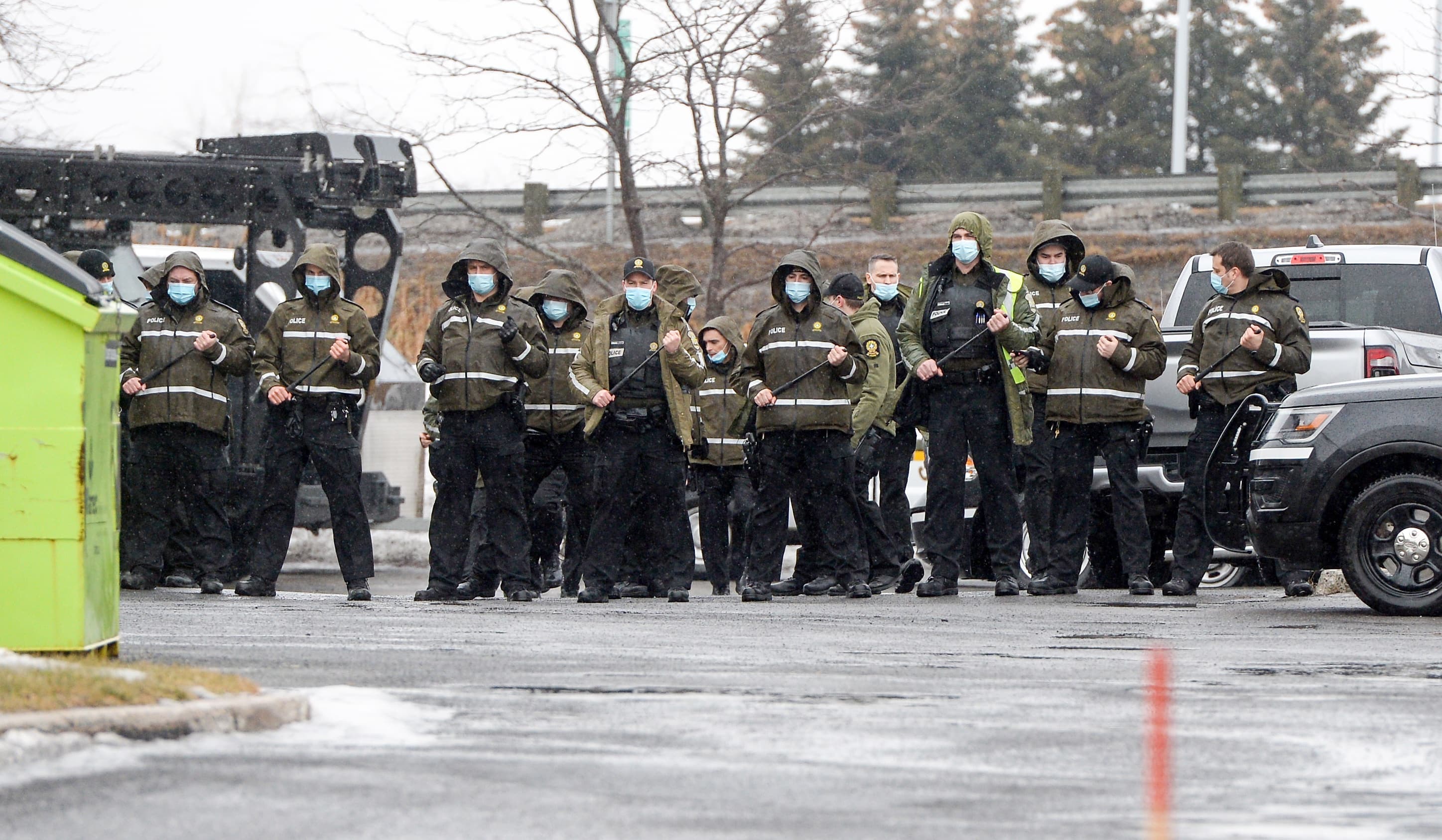 Des policiers de la Sûreté du Québec au moment de quitter la province hier pour aller prêter main-forte à leurs collègues d’Ottawa.