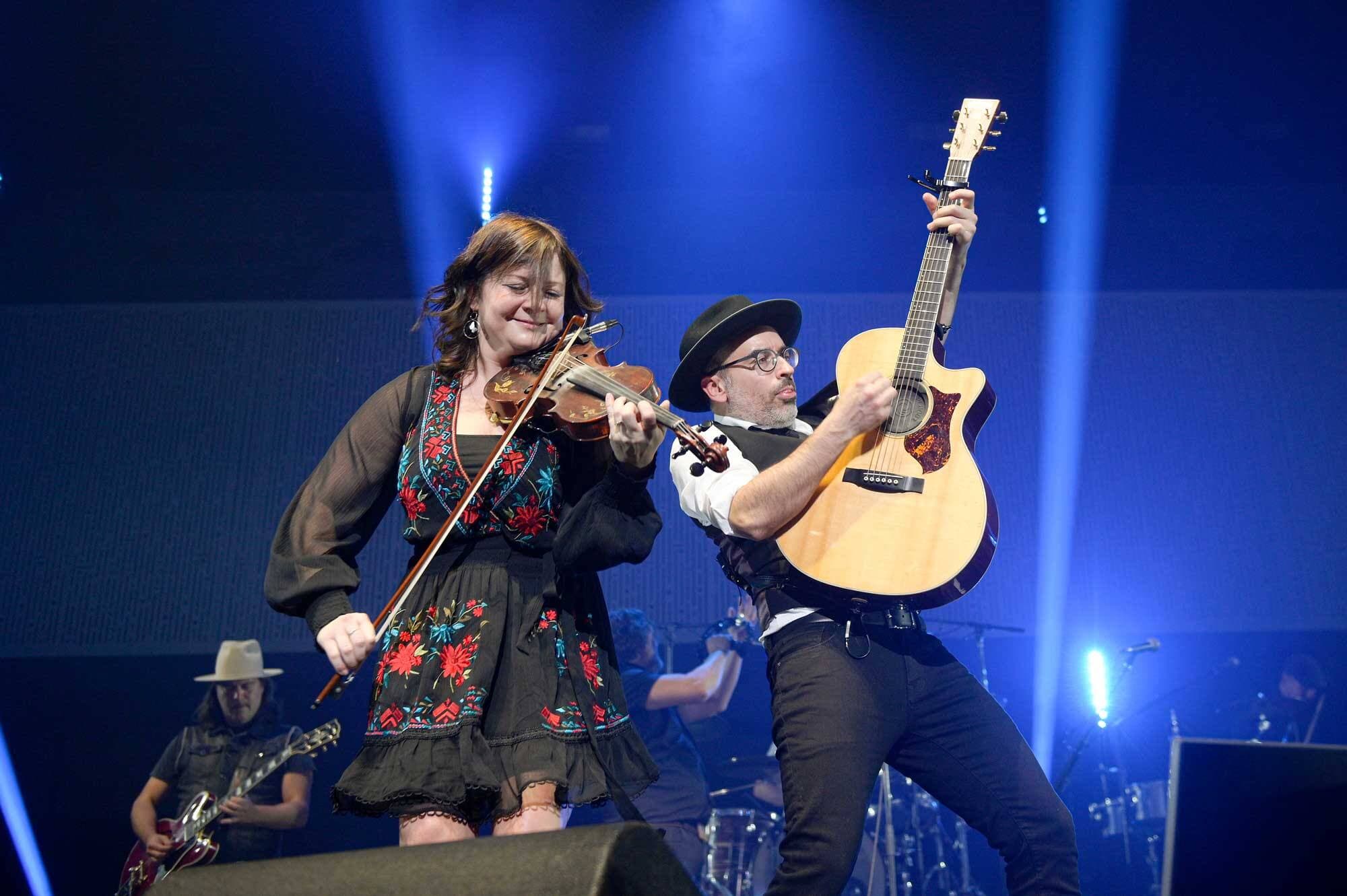 Les Cowboys Fringants, ici en action au Centre Bell, au mois de novembre, renoueront avec leur public français à compter de ce soir.