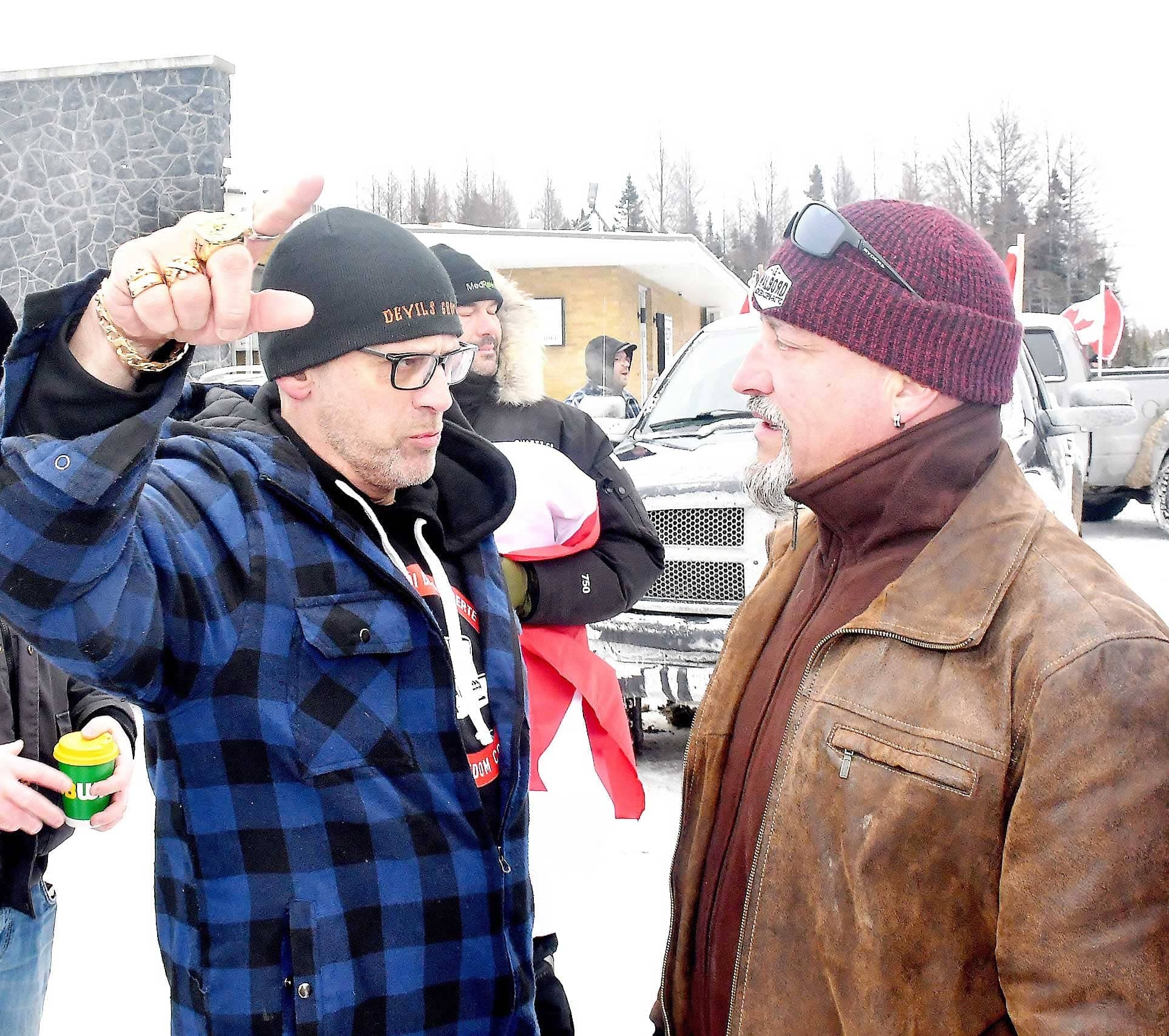 Stéphane Gagnon (à gauche), un proche des Hells Angels, avait organisé le convoi du Saguenay pour la manifestation du 5 février à Québec. Deux jours avant, à Saguenay, il avait discuté avec Bernard Gauthier, organisateur du « convoi de la liberté ».