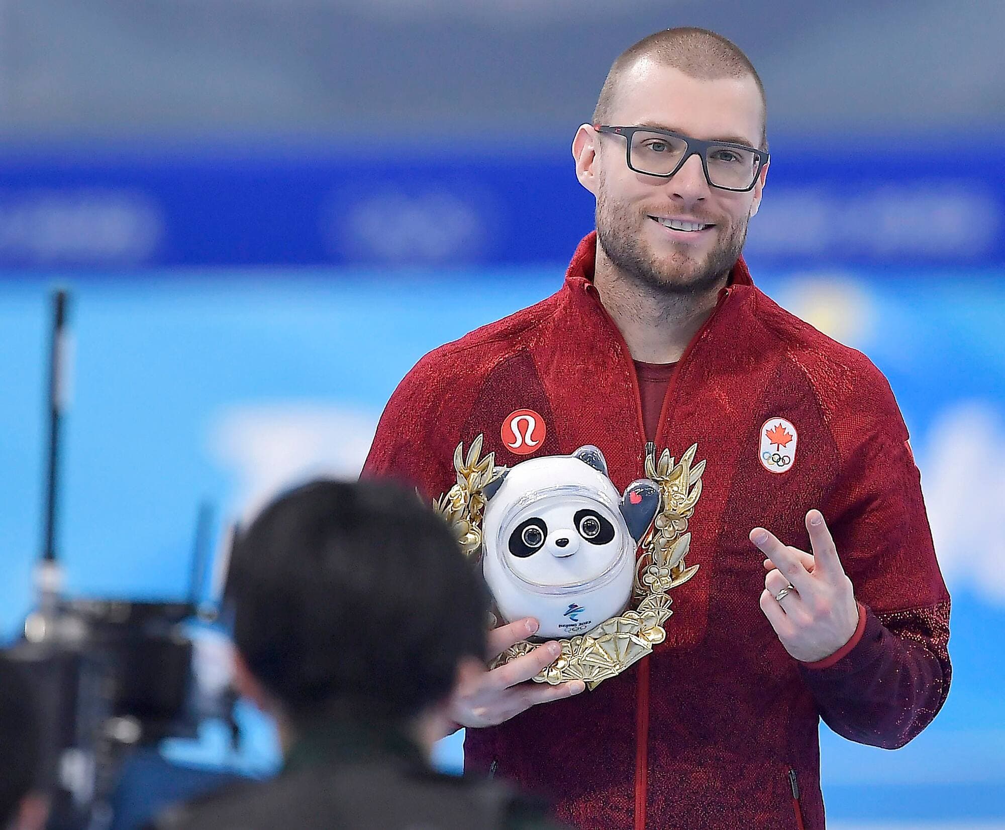 Sur le podium, Laurent Dubreuil a fait le signe « deux » avec ses doigts à l’intention de sa fille Rose.