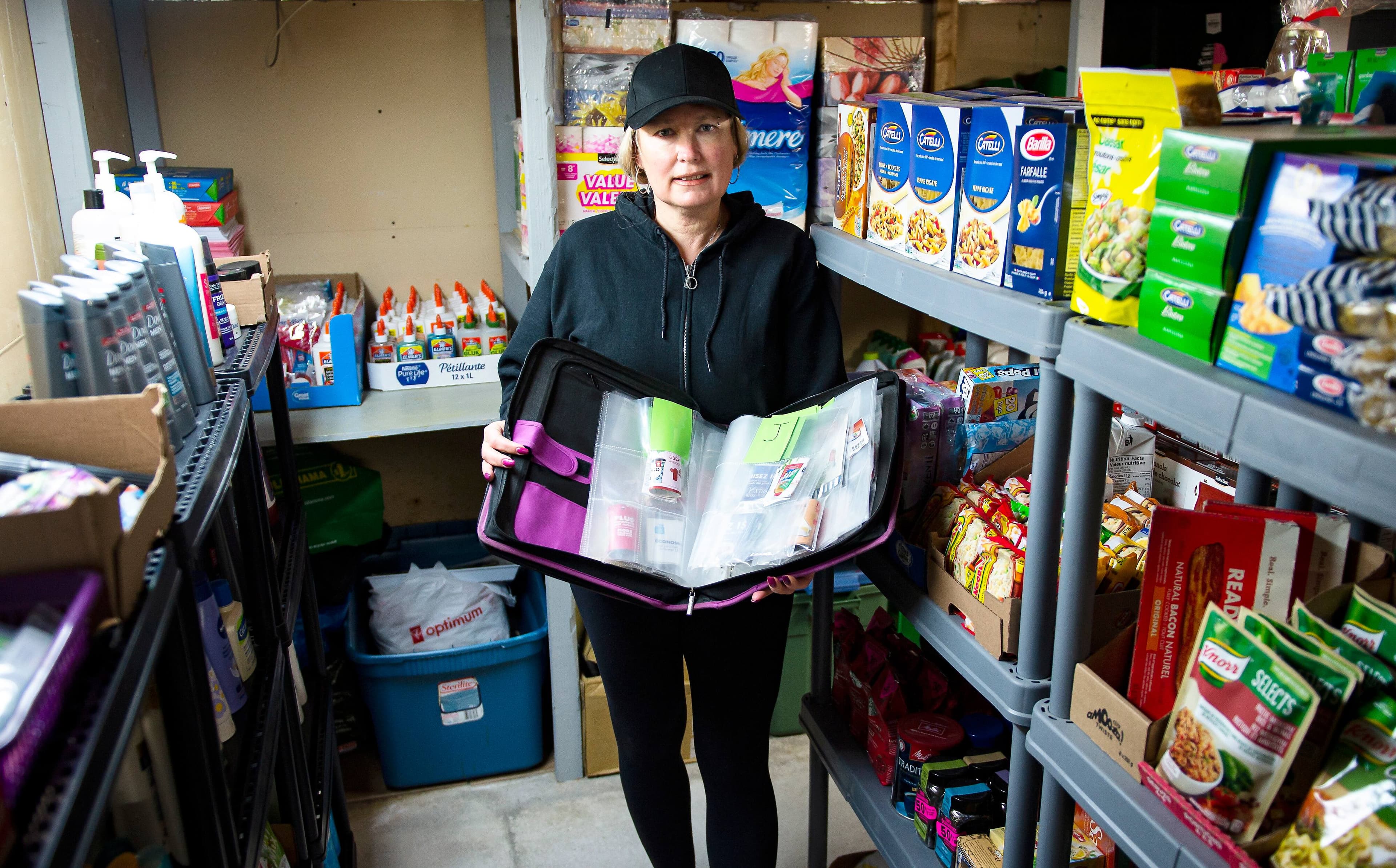 Depuis six ans, la férue de coupons Caroline Cadorette s’est constitué une réserve de produits dans laquelle elle pige pour faire des dons ou pour se dépanner. Grâce aux coupons, elle estime avoir économisé 120 000 $ depuis décembre 2015.