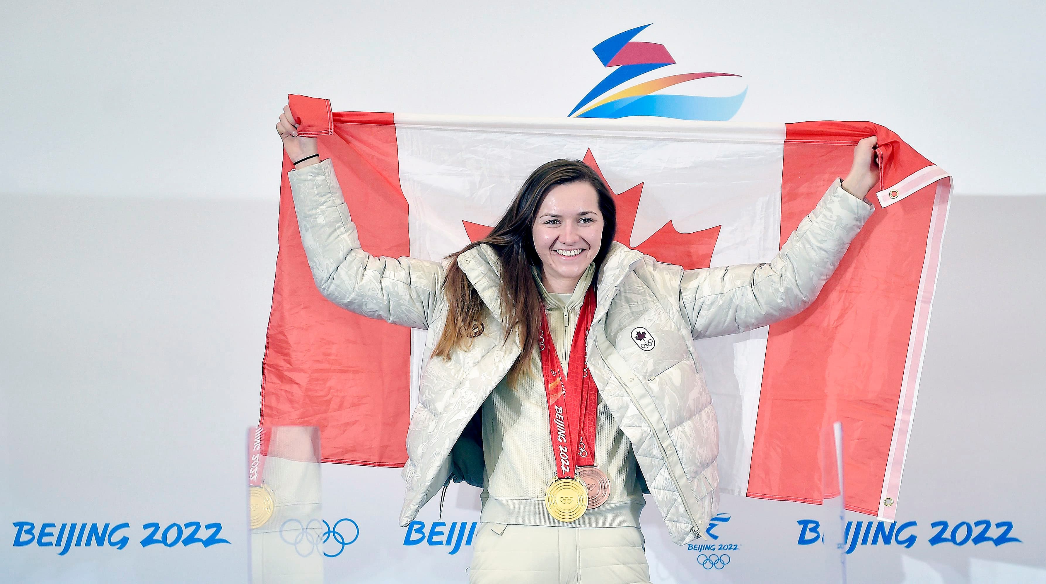 Quittant Pékin avec trois médailles dans ses bagages, la patineuse de vitesse Isabelle Weidemann agite le drapeau canadien qu’elle aura l’honneur de porter à la cérémonie de clôture.