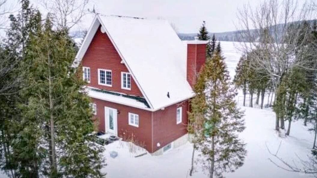 Ces photos d’un chalet situé à Adstock, dans la région de Chaudière-Appalaches au Québec, étaient celles d’une des propriétés dont se servait le fraudeur récidiviste Kevin Goulet pour arnaquer ses victimes.