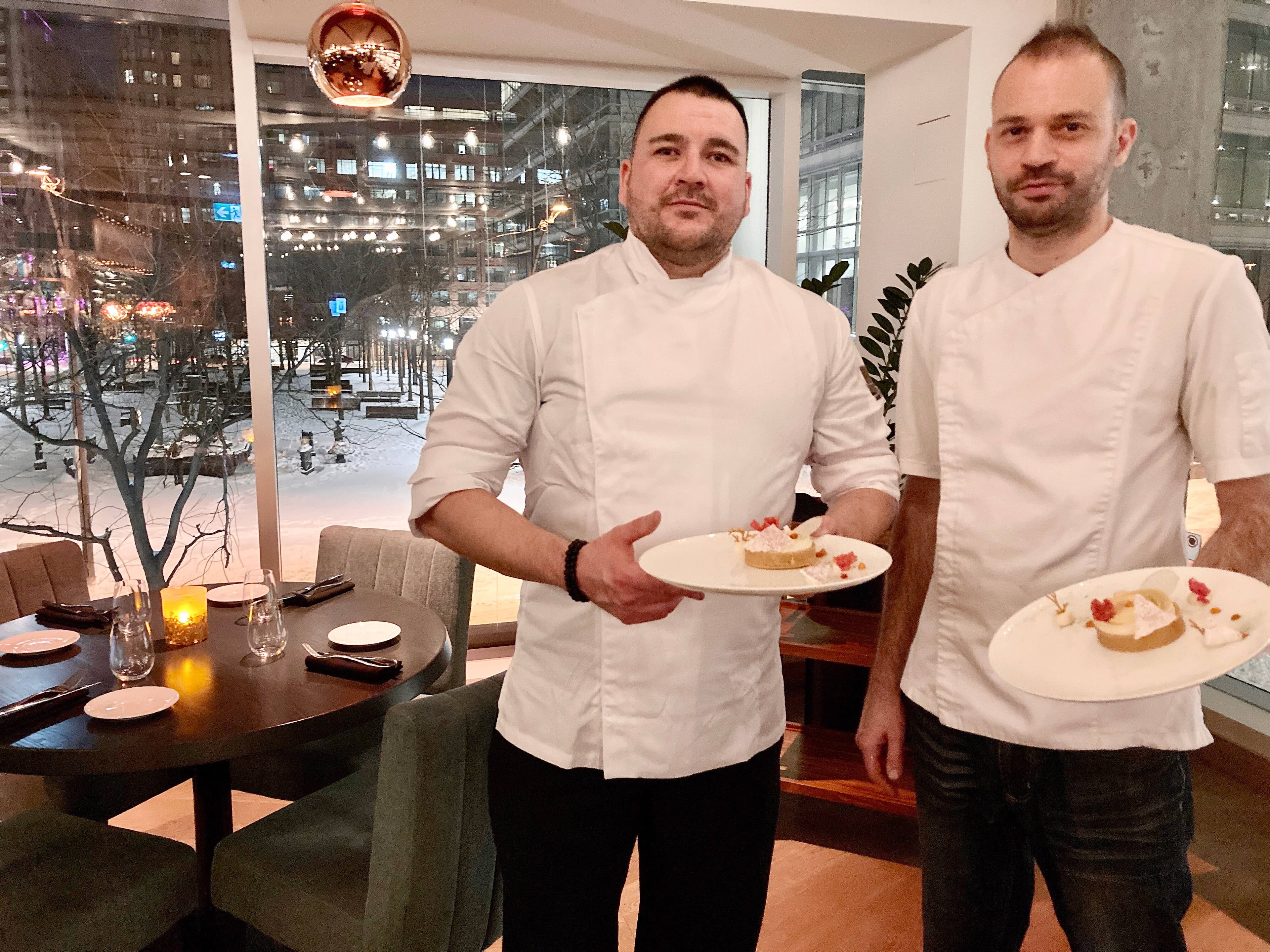 Le chef innu Sylvestre Hervieux-Pinette (à gauche) a élaboré un menu gastronomique évoquant les traditions culinaires de sa communauté en compagnie de Jean-Sébastien Giguère (à droite), chef au Restaurant h3, le 18 février dernier.