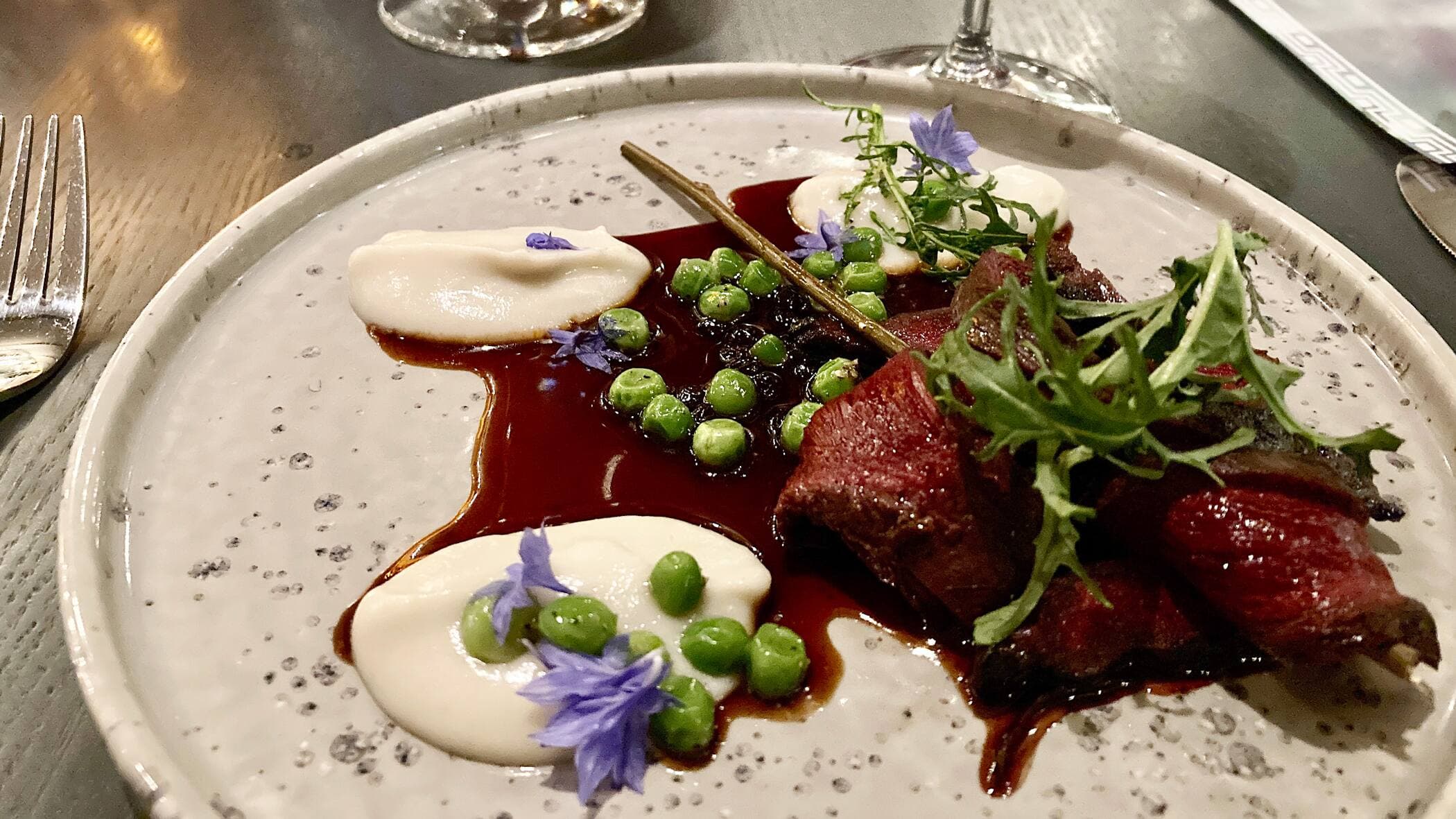 Loup-marin sauce au sureau, purée de topinambour et pois verts, un plat inspiré du terroir de la Côte-Nord et des origines innues du chef Sylvestre Hervieux-Pinette, servi au Restaurant h3, le 18 février.