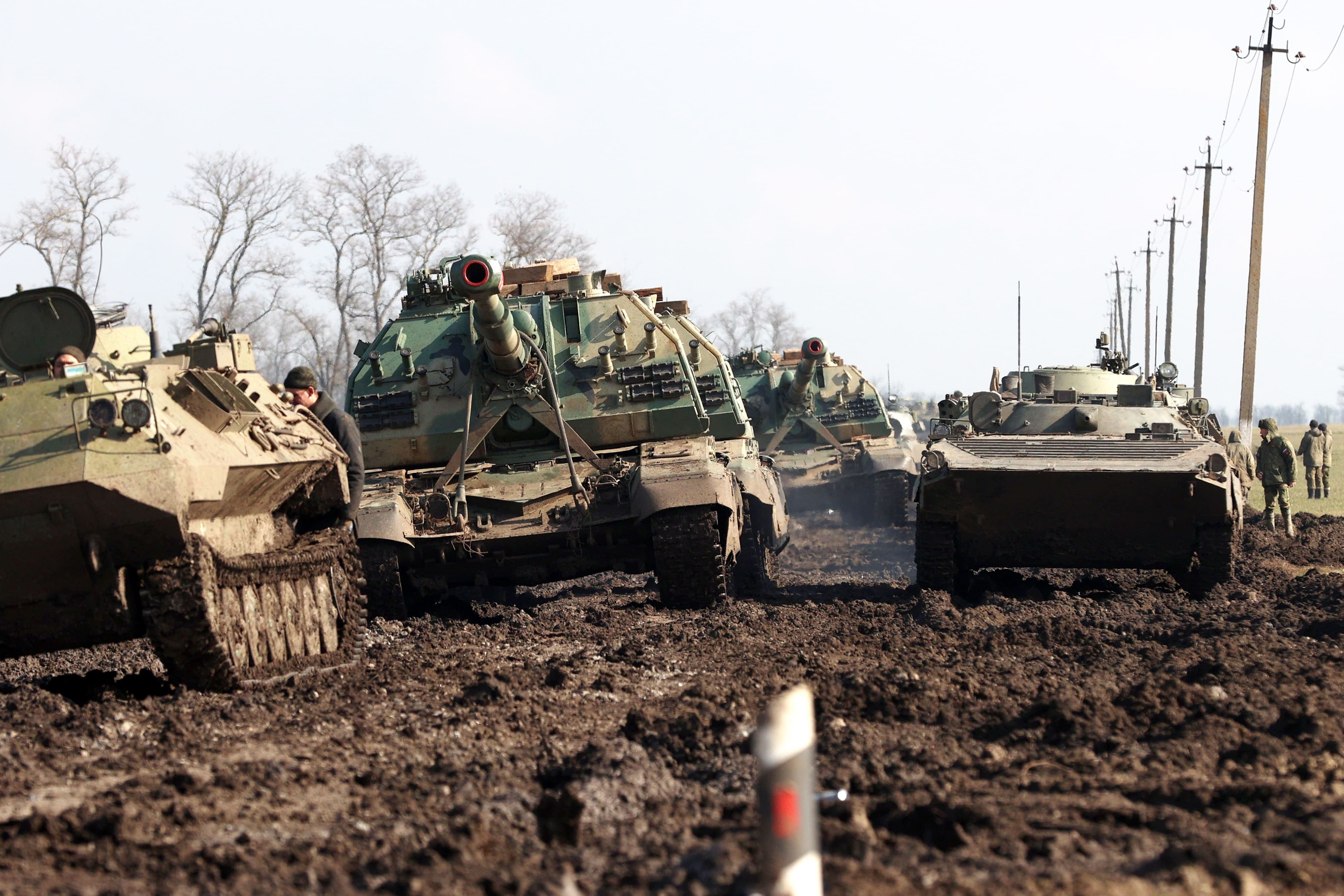 Sur cette photo de l’agence de presse russe TASS, on voit des blindés russes à Rostov qui préparent pour une opération près de la frontière.