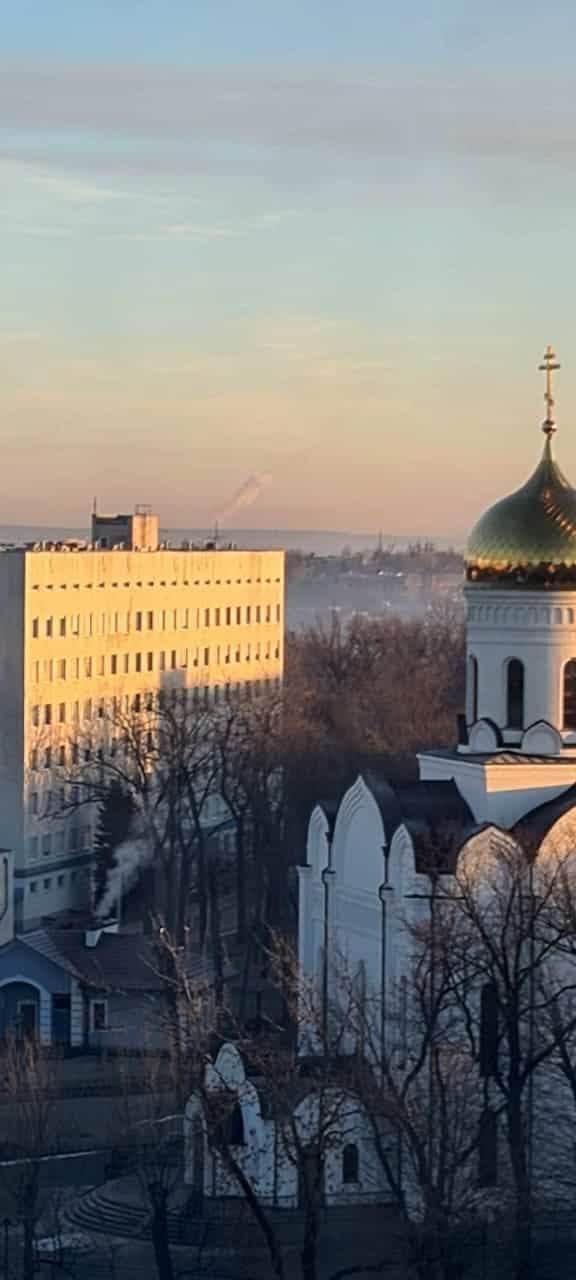 Une roquette russe sur le point de toucher la ville de Kharkiv.