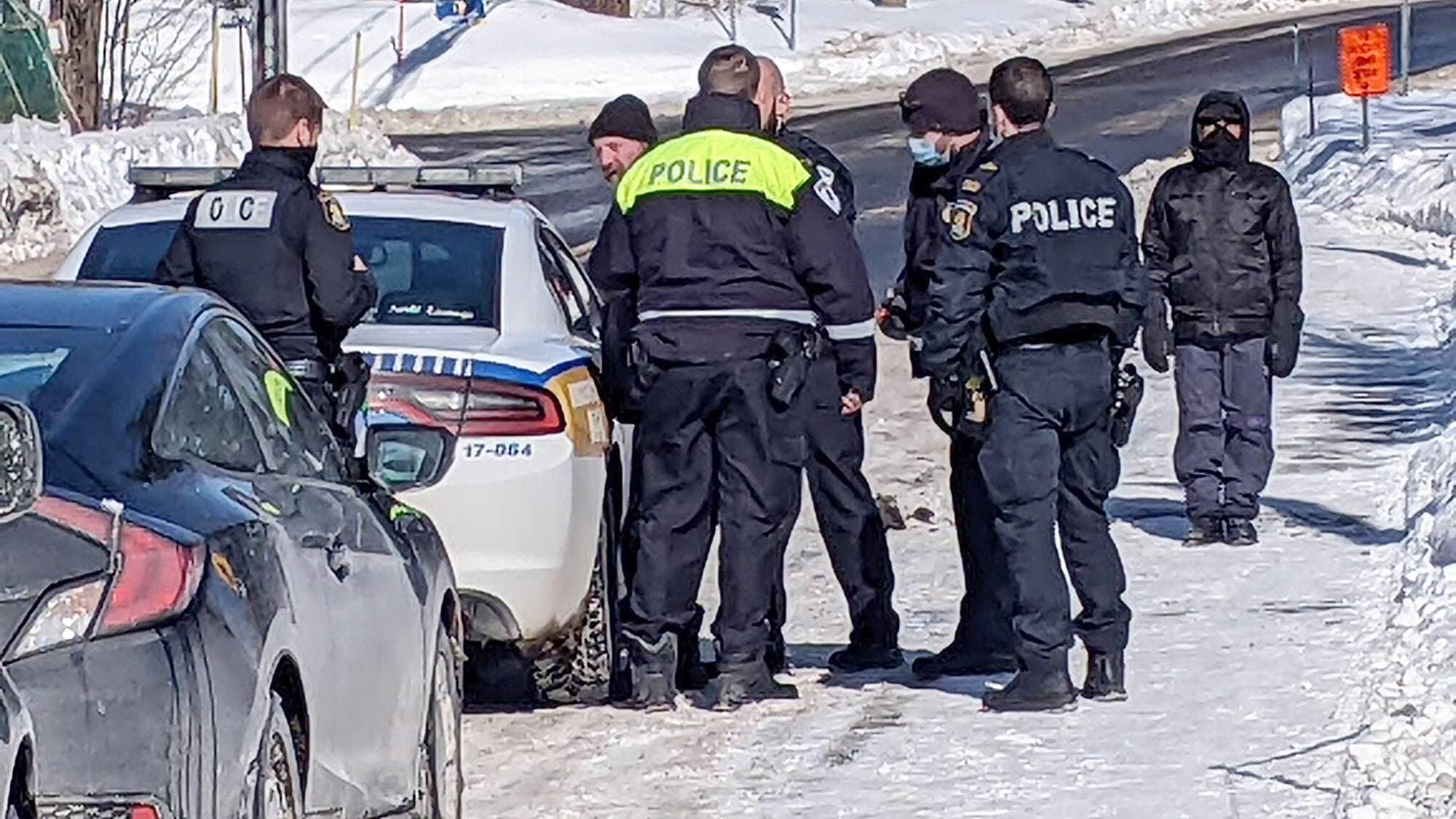 Yvon Côté, de Lévis, a été arrêté ce jeudi pour des voies de fait contre notre journaliste en marge du déploiement policier dans le quartier Saint-Romuald.