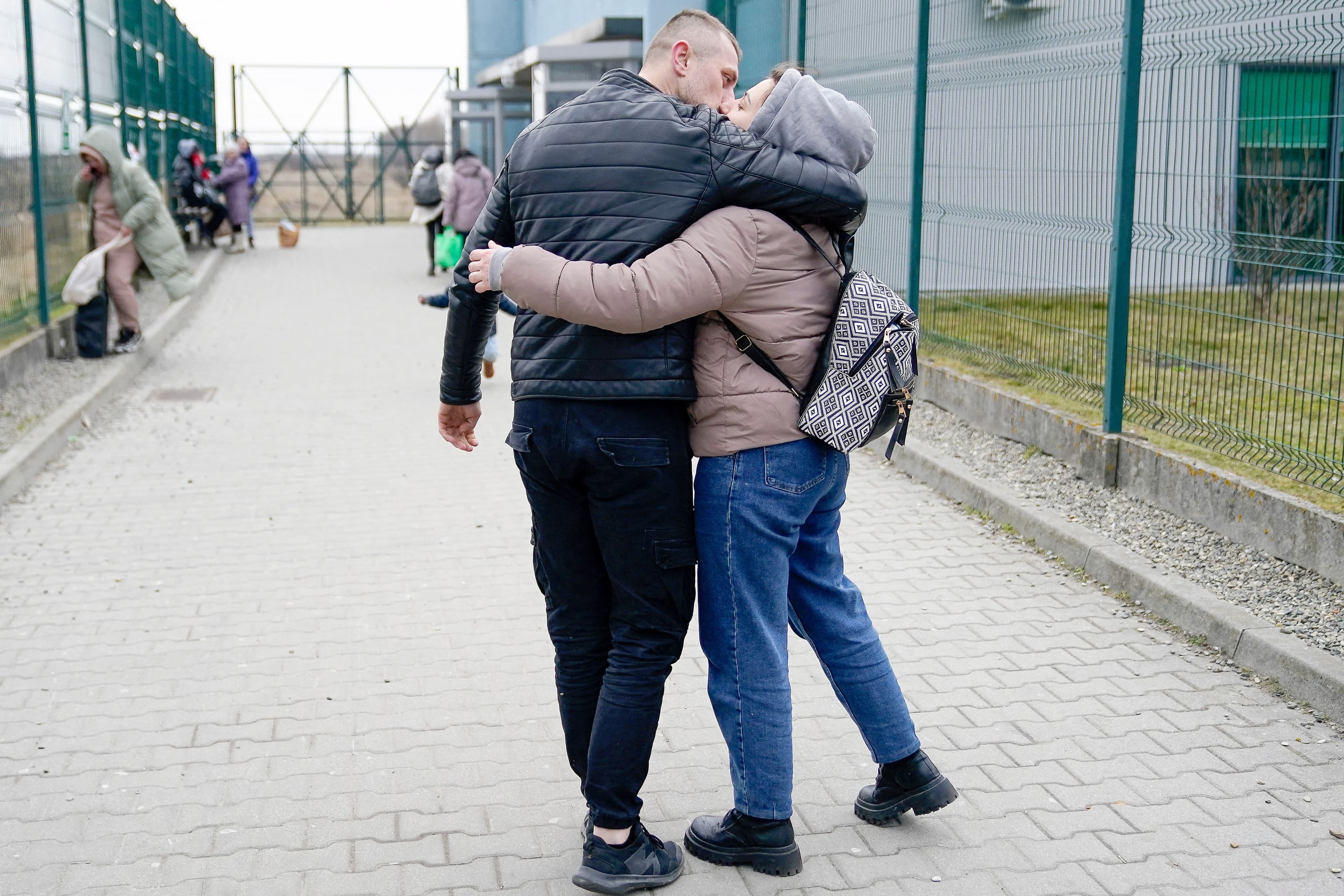Un homme est parvenu à rallier la Pologne avec sa femme malgré l’interdiction en vue de la mobilisation générale réclamée par le gouvernement.