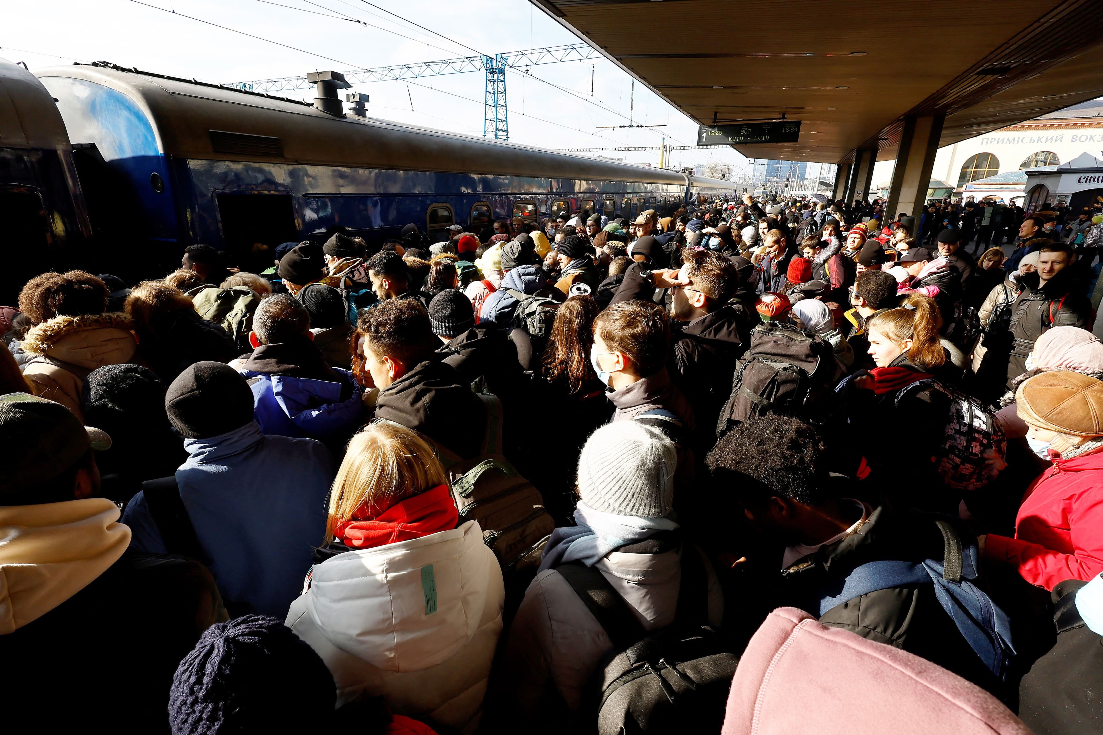 Les bombardements près de la capitale Kiev ont poussé les habitants à se ruer vers les stations de train pour être évacués vers Lviv, à l’ouest du pays.