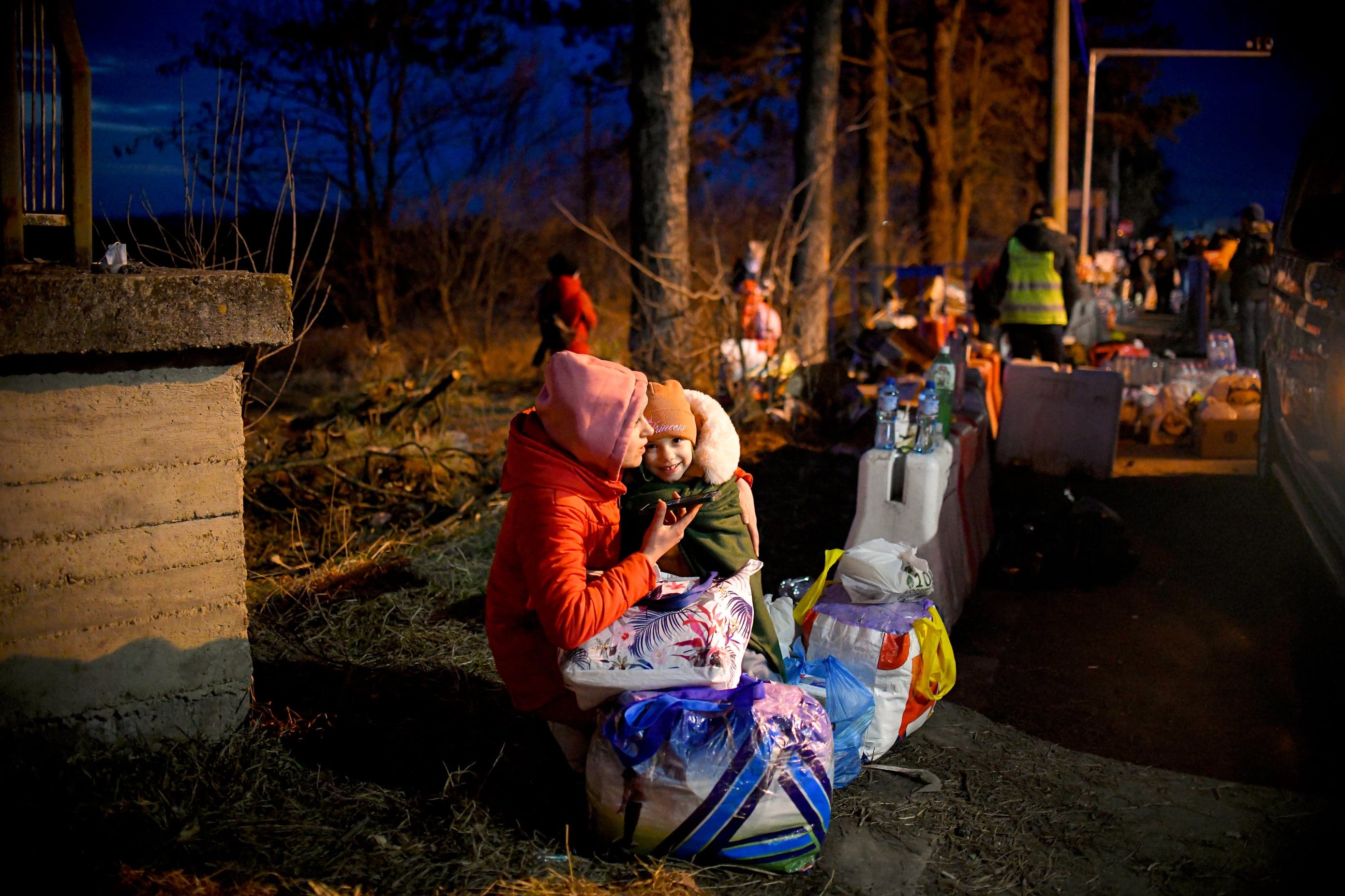 Des familles peuvent enfin se reposer après avoir franchi les frontières du pays à la suite d’un périple qui s’est étiré pendant plus de 20 heures pour certains.