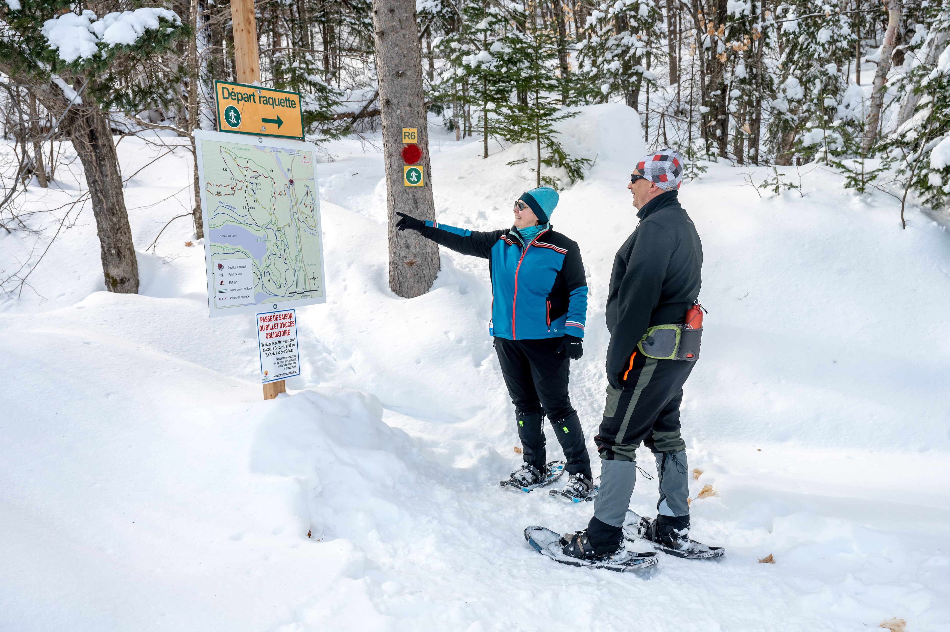 Benoît Picard et sa conjointe, Virginie Loucheur, de Longueuil, à l’entrée du sentier de raquette R6.