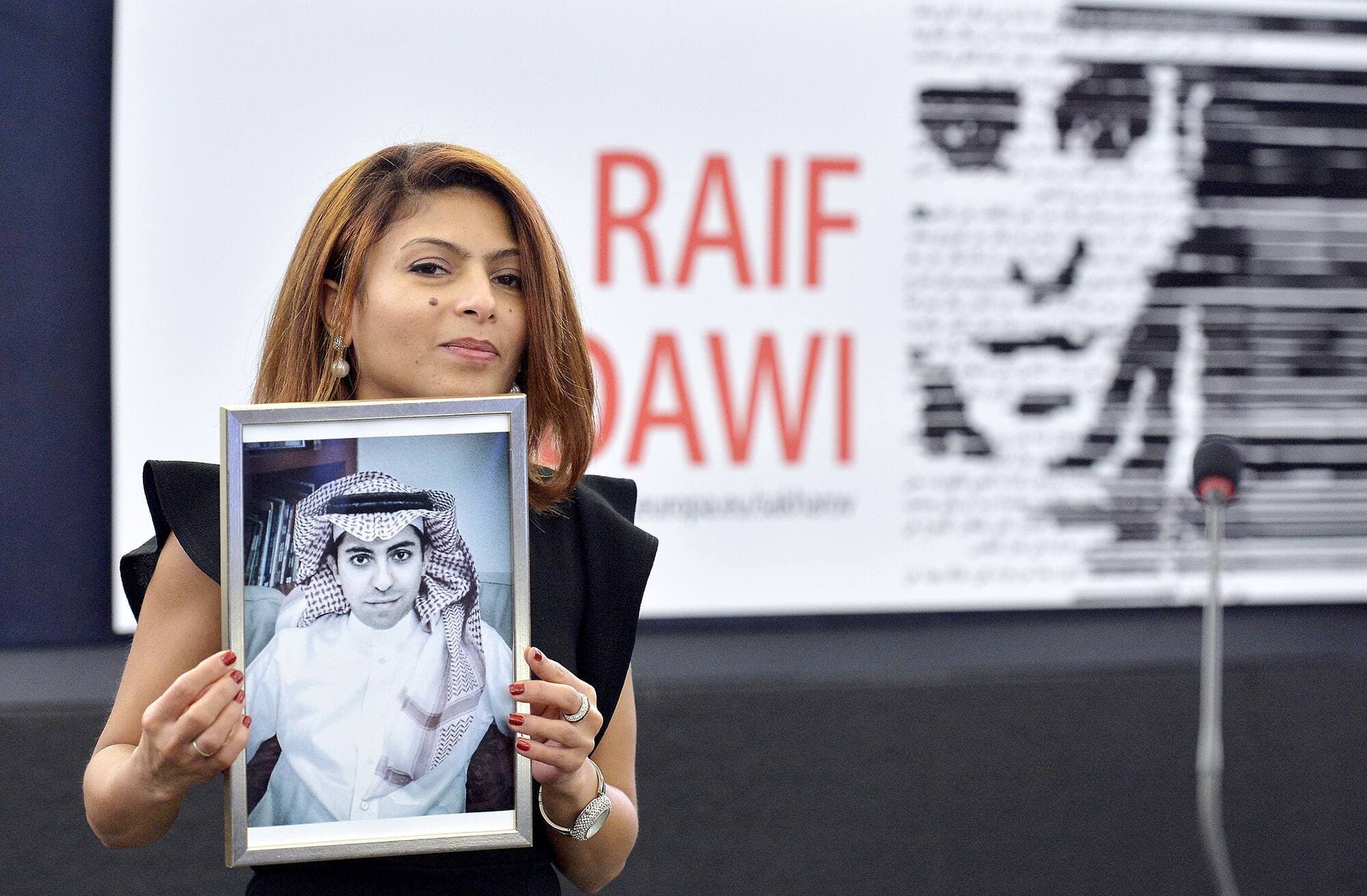 Ensaf Haidar avec le portrait
de son époux, Raïf Badawi
