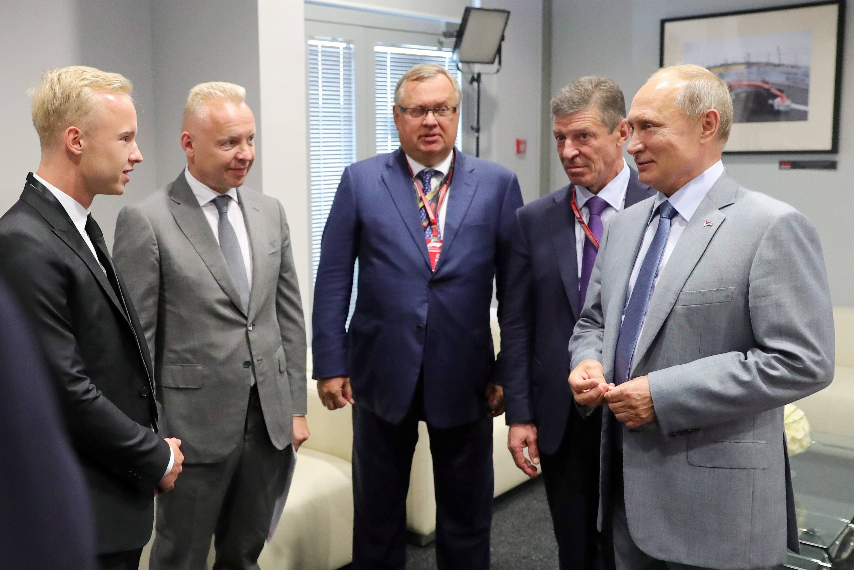 Nikita Mazepin et son père Dmitry (à gauche) ont notamment posé avec Vladimir Poutine en 2018, en marge du Grand Prix de Russie.