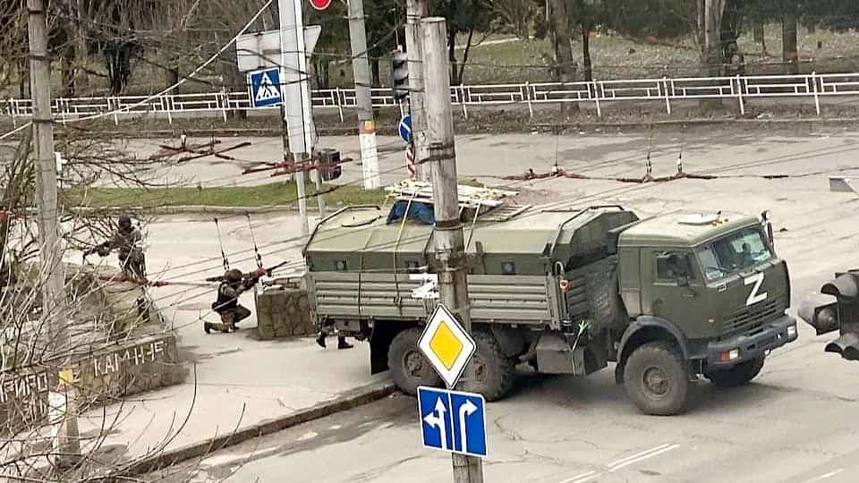 L’armée russe à Kherson a seulement affronté des civils munis d’armes improvisées. Ici, un camion russe et deux soldats qui ont protégé leurs positions en installant des blocs de béton.