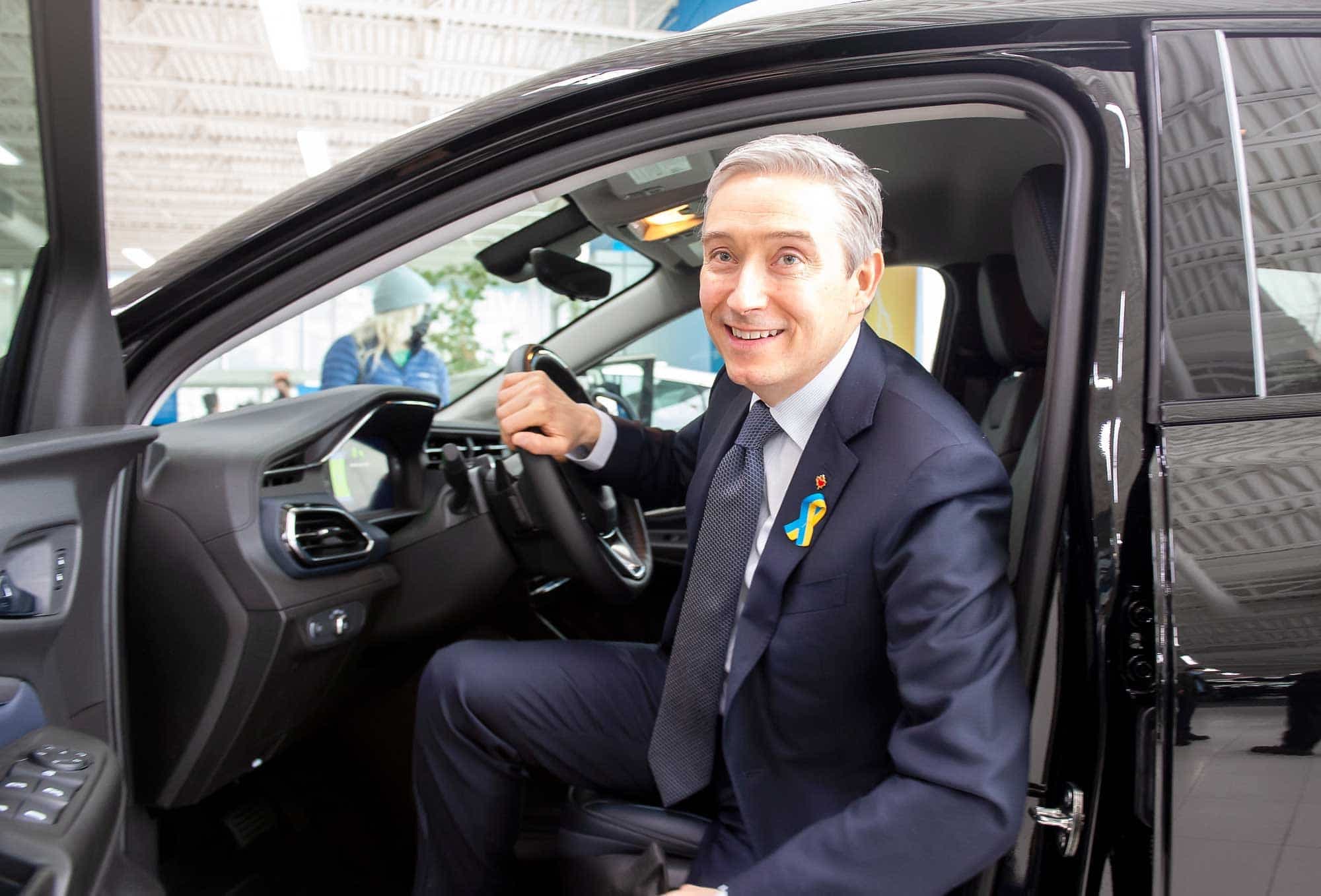 Le ministre fédéral François-Philippe Champagne estime que les grandes entreprises qui s’installent dans le Centre-du-Québec propulsent le Québec à l’avant-scène en Amérique du Nord. On le voit ici dans une Chevrolet Bolt EV, hier, à Montréal.