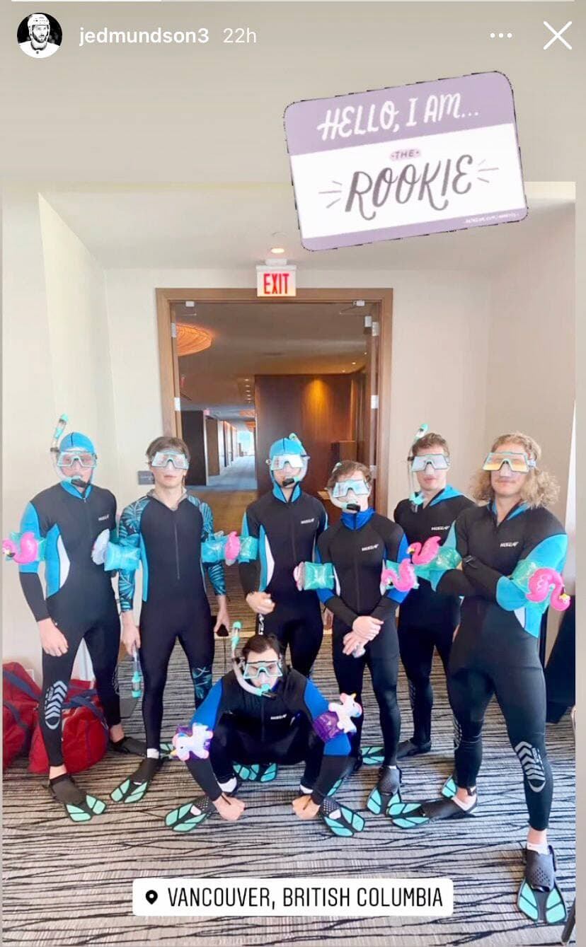 Le défenseur du Canadien Joel Edmundson a partagé cette photo des recrues en hommes-grenouilles sur son compte Instagram. De gauche à droite, il y a Cayden Primeau, Jake Evans, Kale Clague, Cole Caufield, Corey Schueneman et Michael Pezzetta. Alexander Romanov est le joueur accroupi.