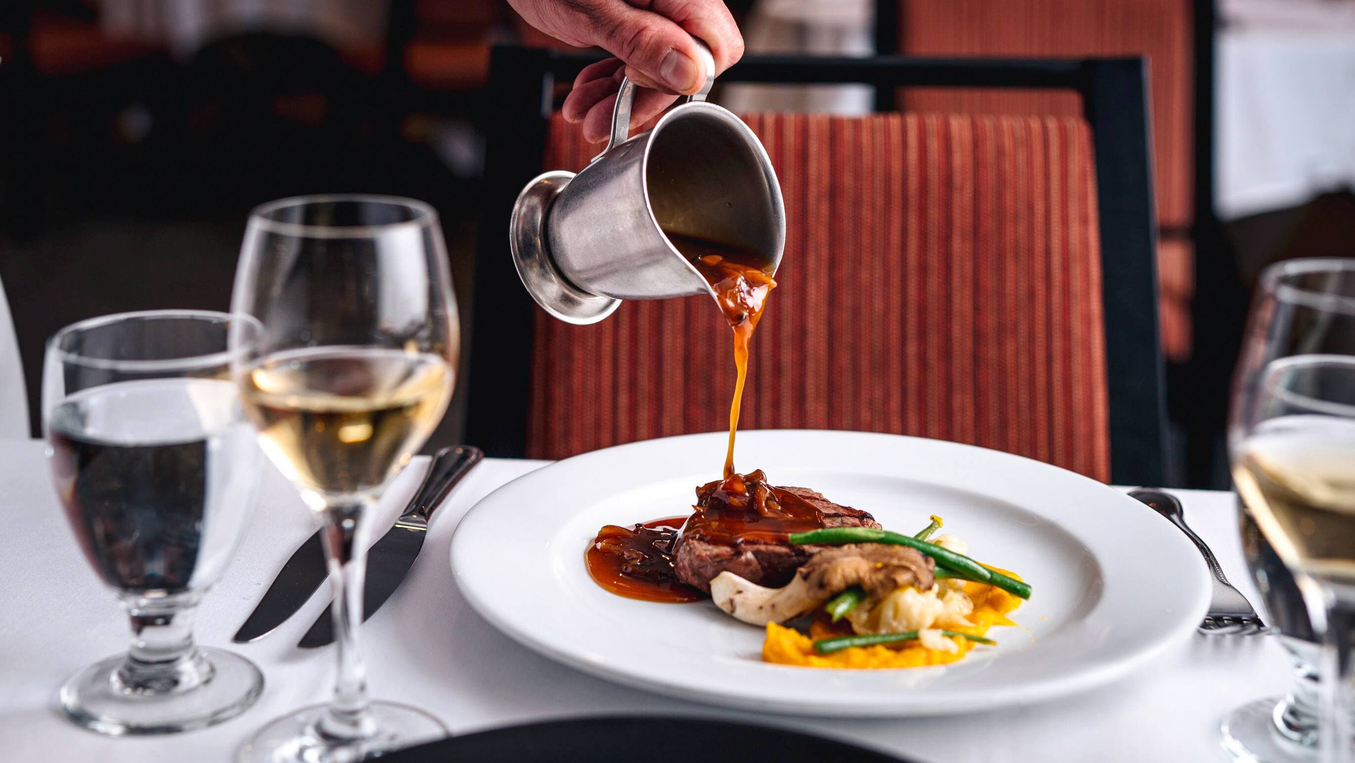 Les élèves apprennent tout de l’art du service à l’Institut de tourisme et d’hôtellerie du Québec (ITHQ).